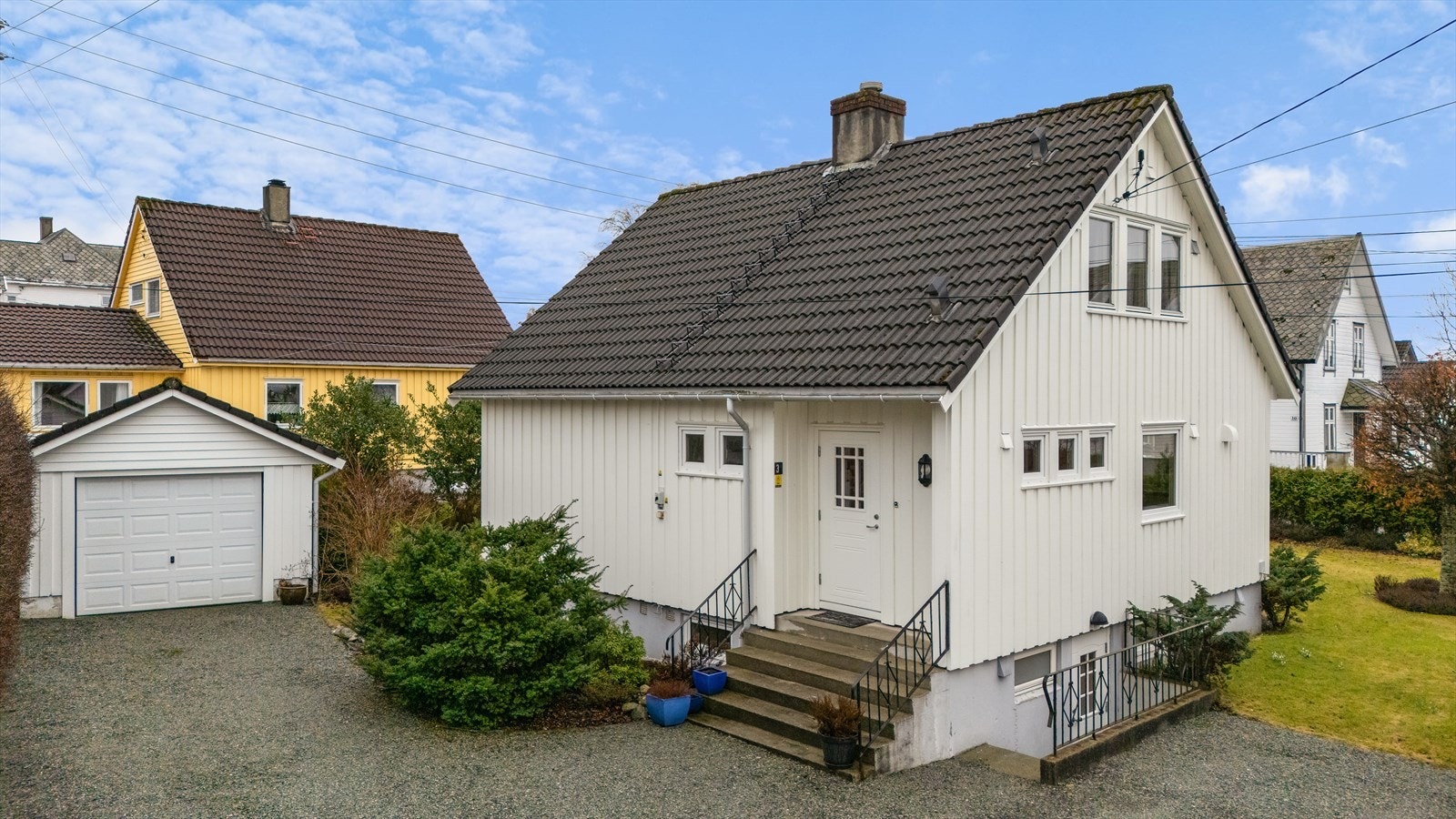 Her har man gangavstand til nærbutikker, skoler, turområder og sentrum, som tilbyr alle fasiliteter og servicetilbud byen har å by på. Galleribilde