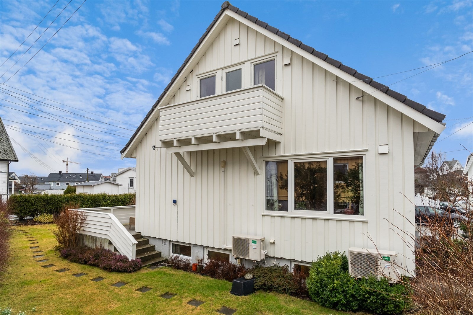 Kjekk hage og romslig gårdsrom. Galleribilde