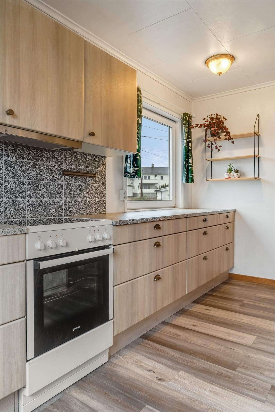 Praktisk kjøkken med rikelig skap-, skuffe- og benkeplass Galleribilde