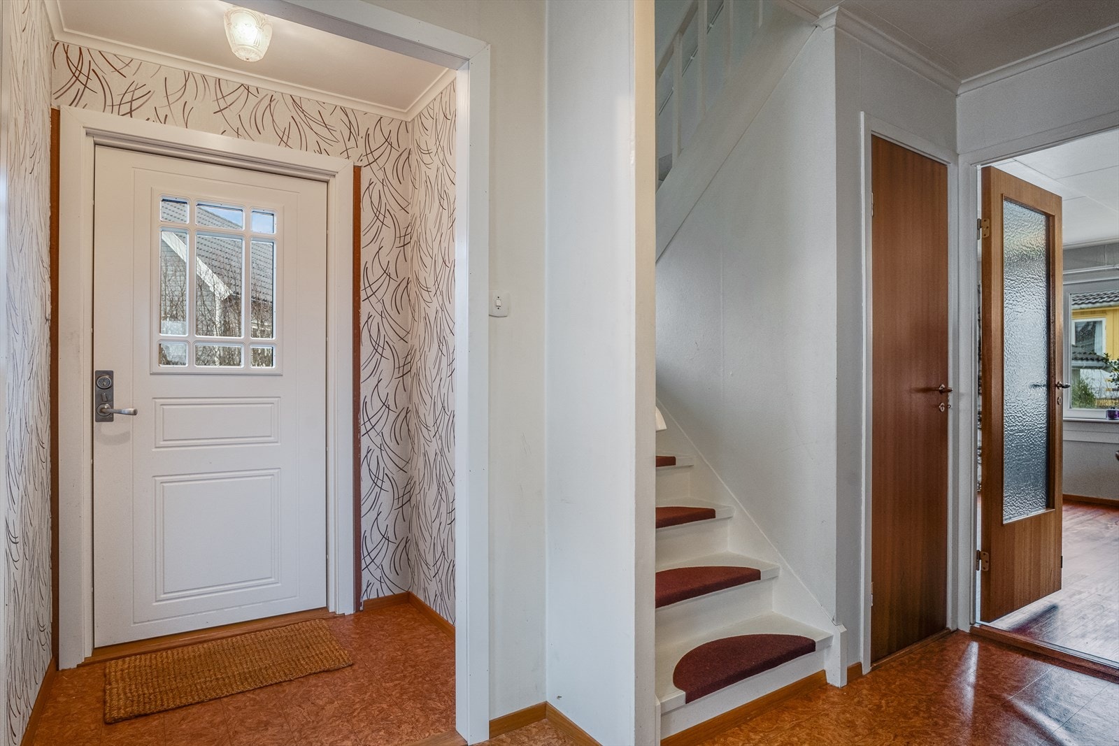 Boligen er innholdsrik og innredet over 3 plan, med en kjekk og praktisk planløsning. Velkommen inn! Galleribilde