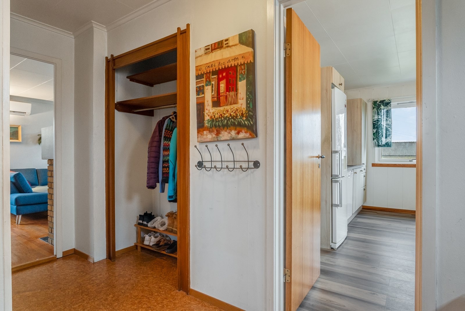 Gang med god oppbevaringsplass for yttertøy og sko. Galleribilde