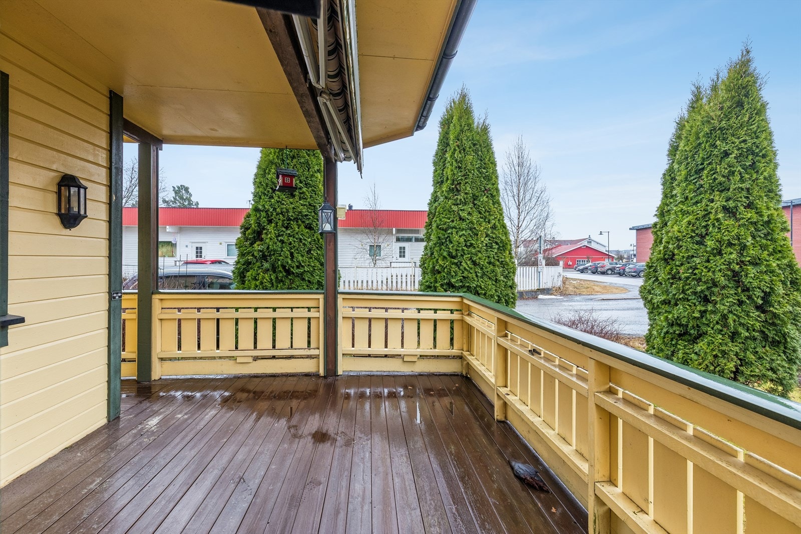 En motorisert markise over terrassen gir ekstra komfort på solfylte dager. Galleribilde