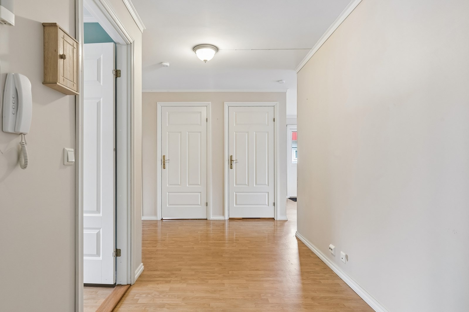 Entréen binder sammen alle rommene i boligen. Porttelefon til ytterdør gir ekstra trygghet. Galleribilde