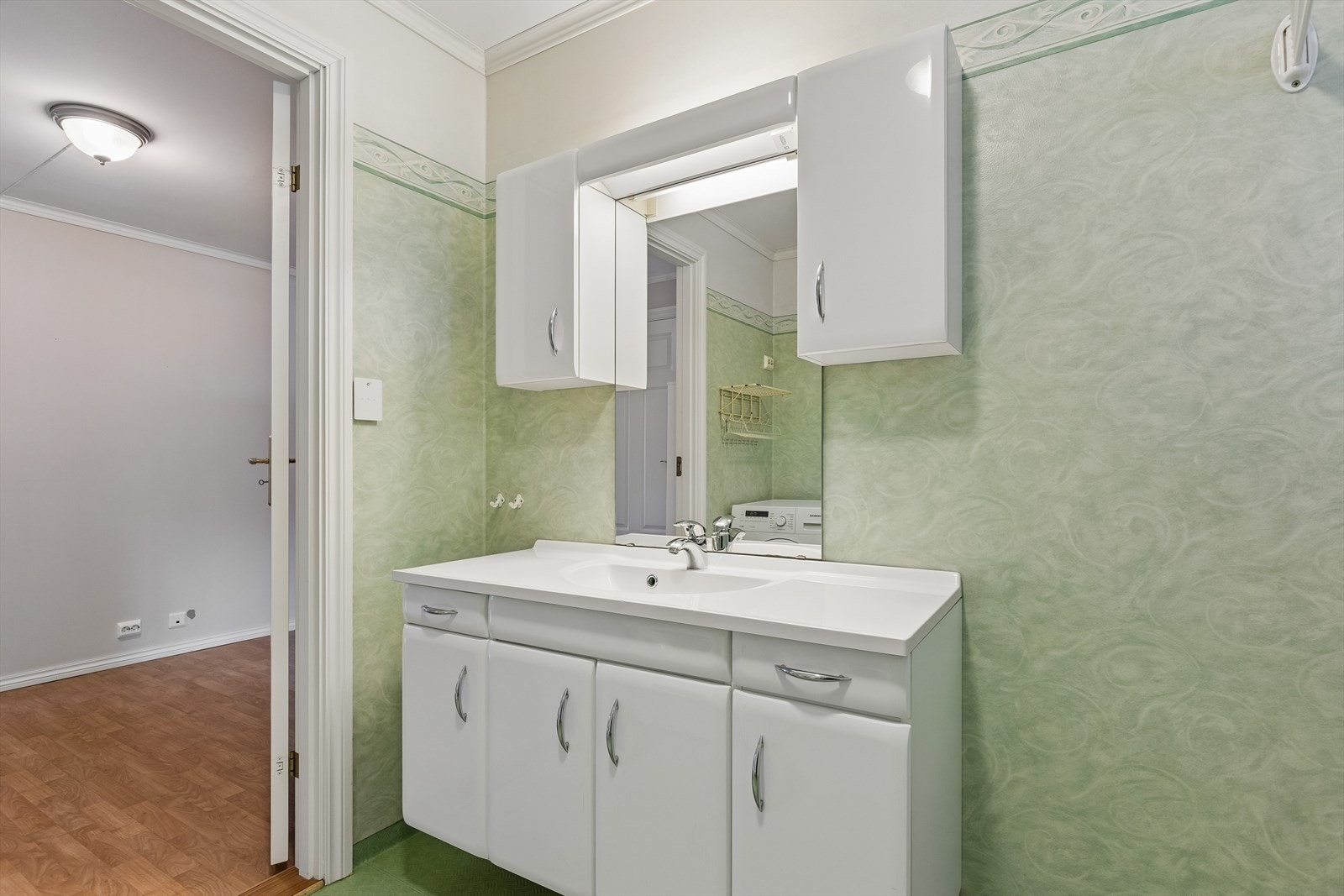 Innredningen består av en heldekkende servant med under- og overskap som gir rikelig med oppbevaring. Galleribilde