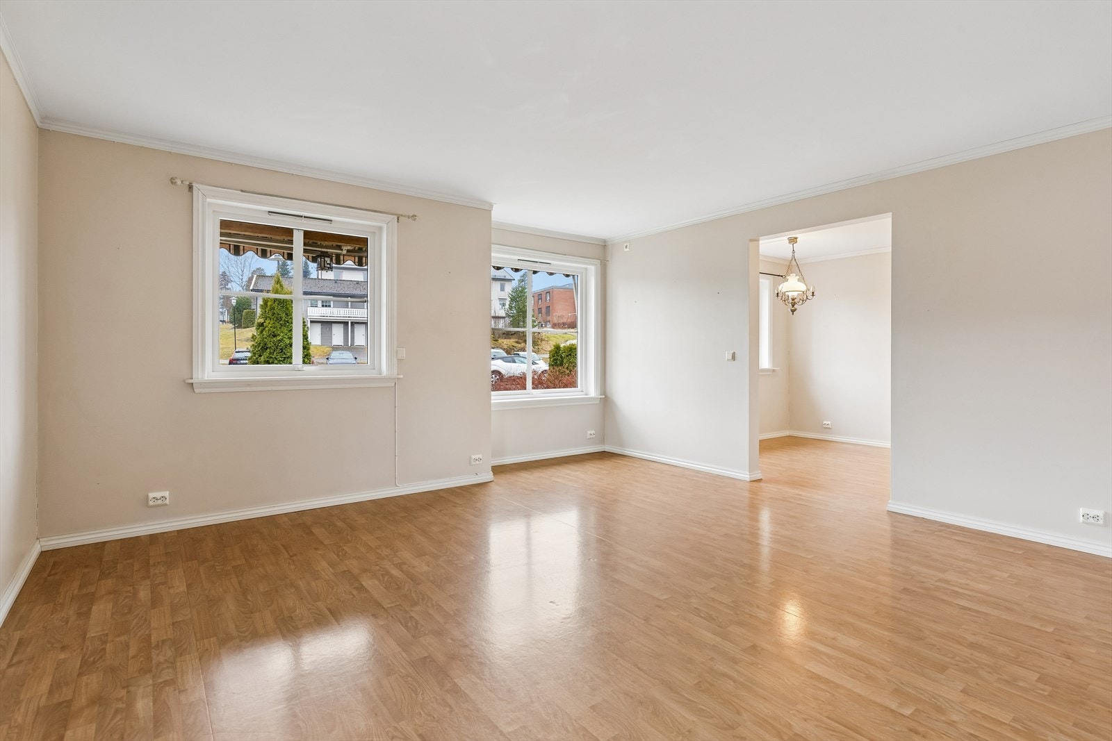 Leiligheten ligger i første etasje i en firemannsbolig fra 2004, i et veletablert nabolag. Galleribilde