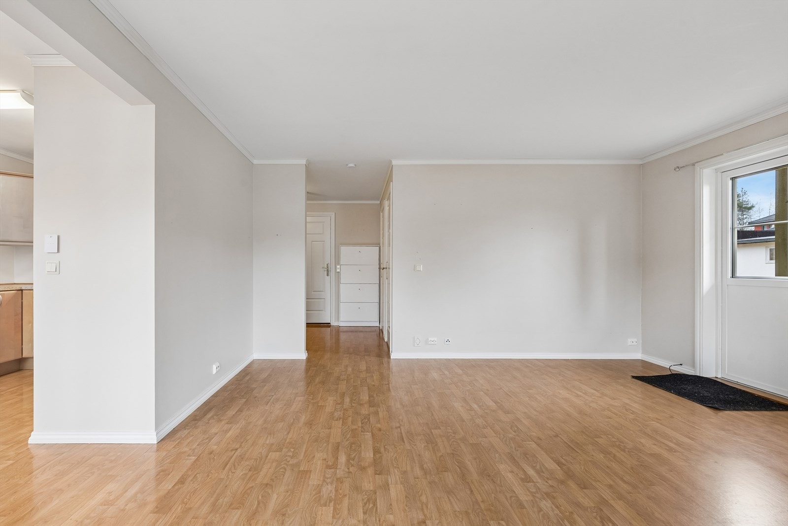 Gjennomgående vinylbelegg på gulv og slette, malte flater på vegger og i himling. Galleribilde