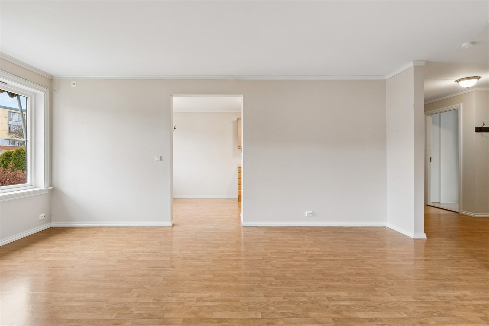 Stuen er romslig og gir fleksibilitet for møblering av både sittegruppe og spiseplass. Galleribilde