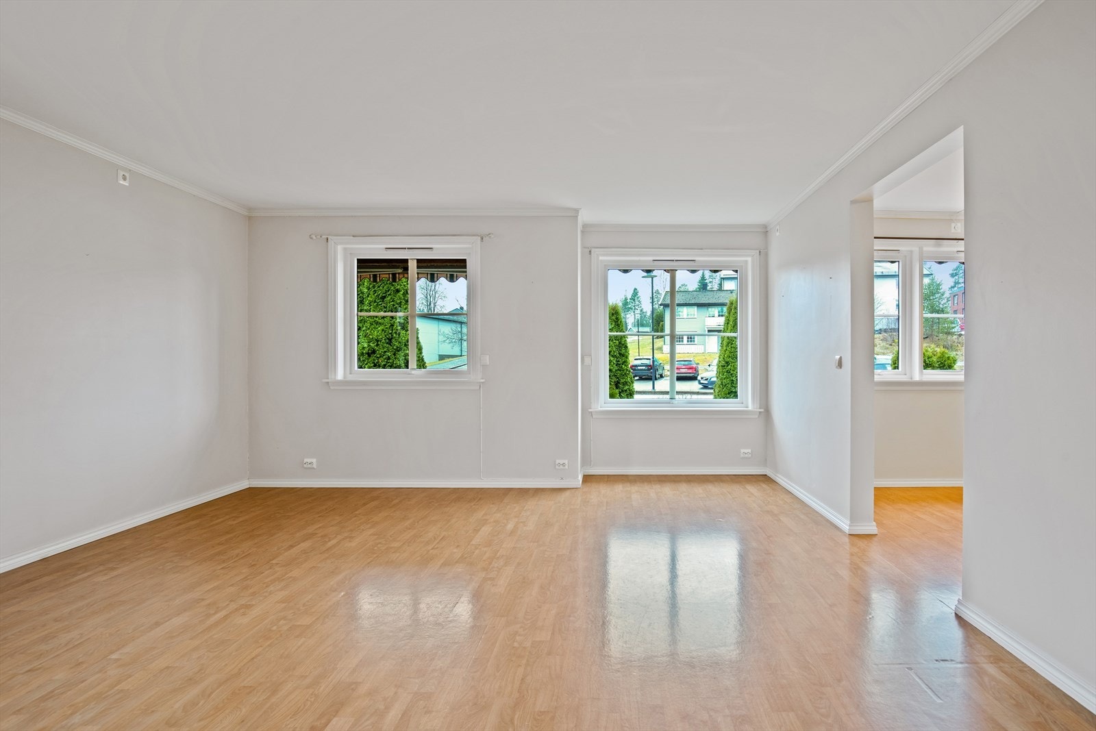 Motoriserte markiser på vinduene i stuen gir effektiv solskjerming. Galleribilde