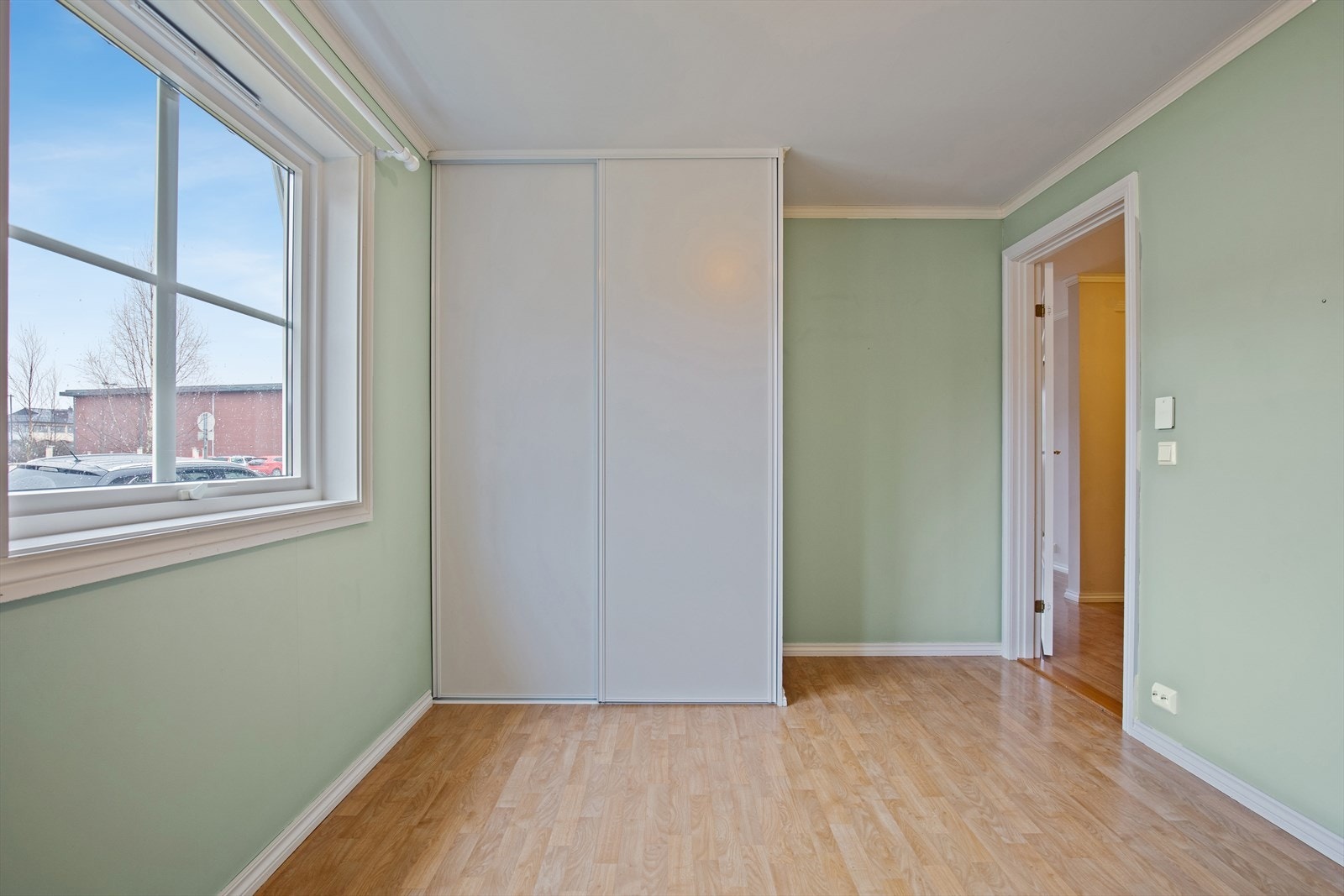 Leiligheten har to soverom. Dette hovedsoverommet er utstyrt med skyvedørsgarderobe Galleribilde