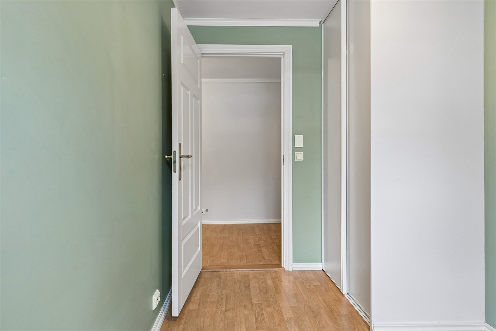 Dette soverommet har også praktisk skyvedørsdgarderobe Galleribilde