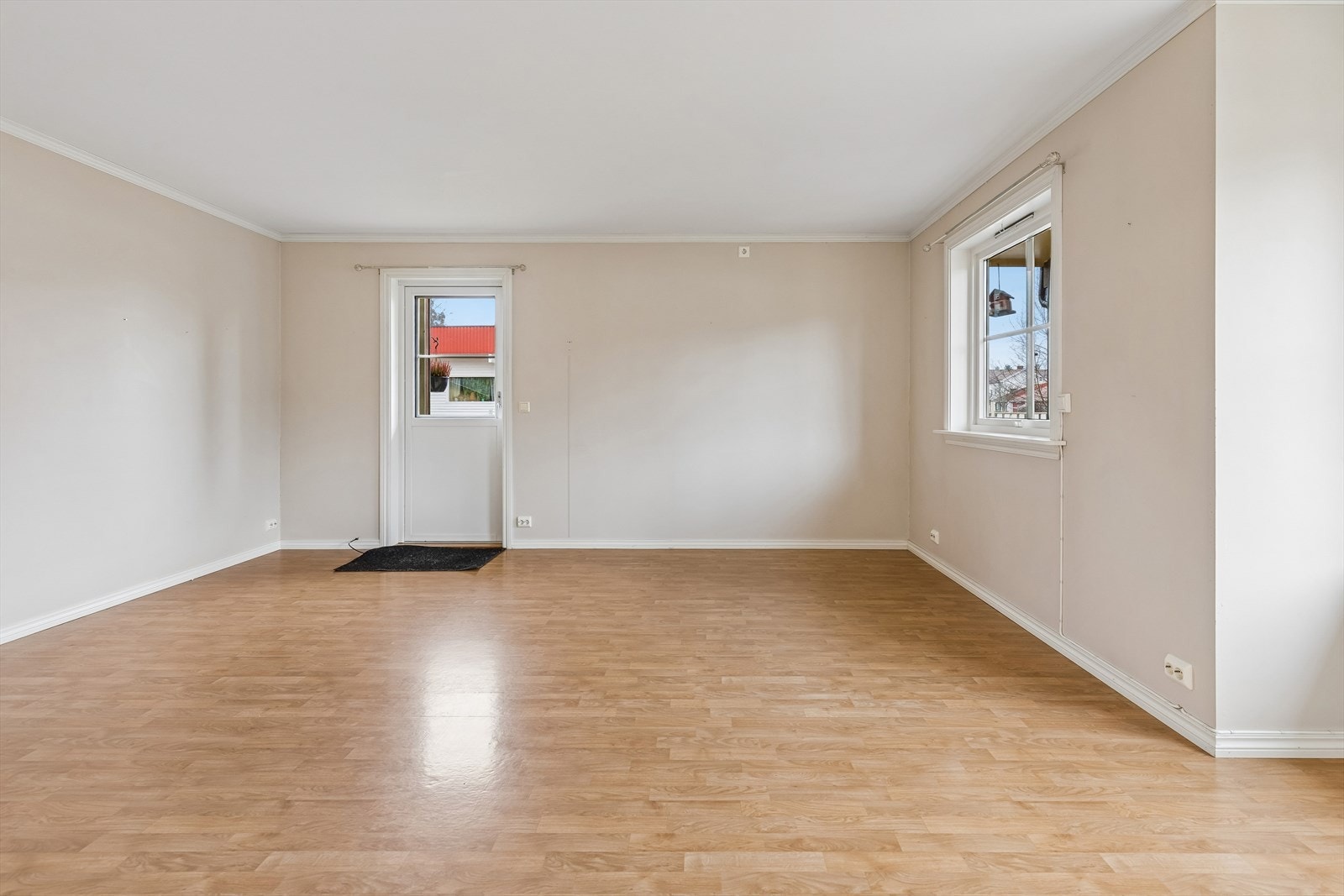 Fra stuen er det direkte utgang til en delvis overbygget terrasse på 14 m² med adkomst til hage. Galleribilde