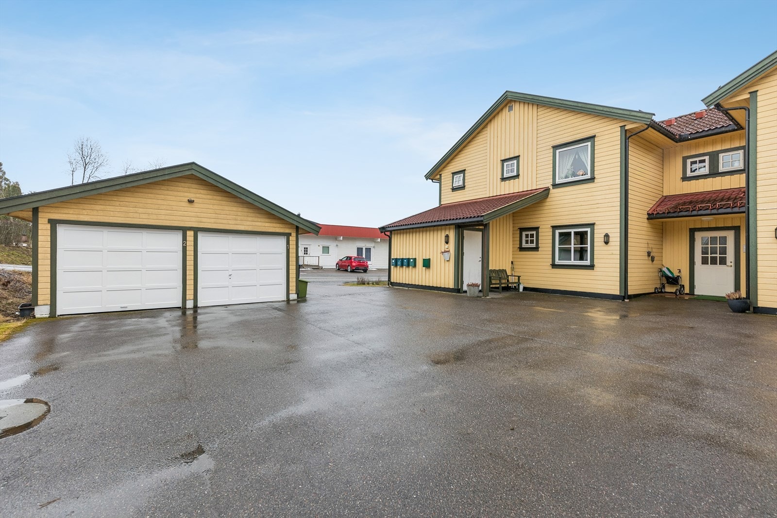 Til leiligheten hører en halvpart av en dobbelgarasje på 16 m² med motorisert leddport og innlagt strøm. Galleribilde