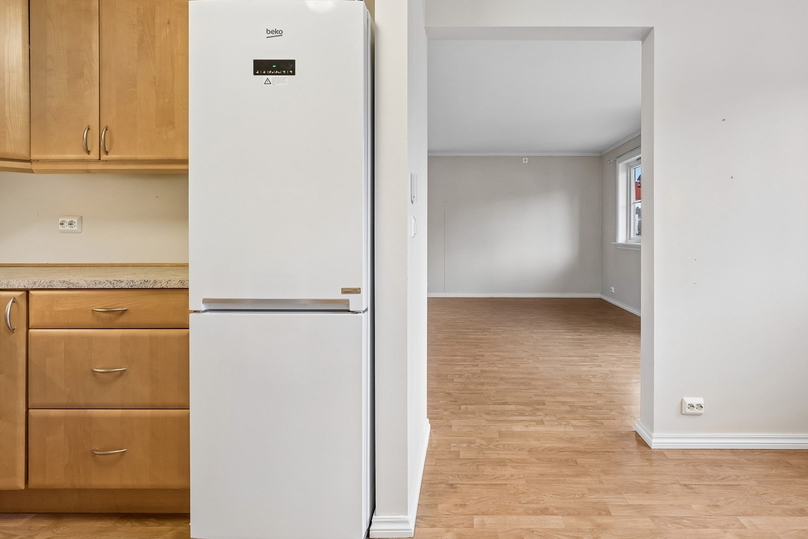 Den delvis åpne løsningen mot stuen skaper en sosial og luftig atmosfære. Galleribilde