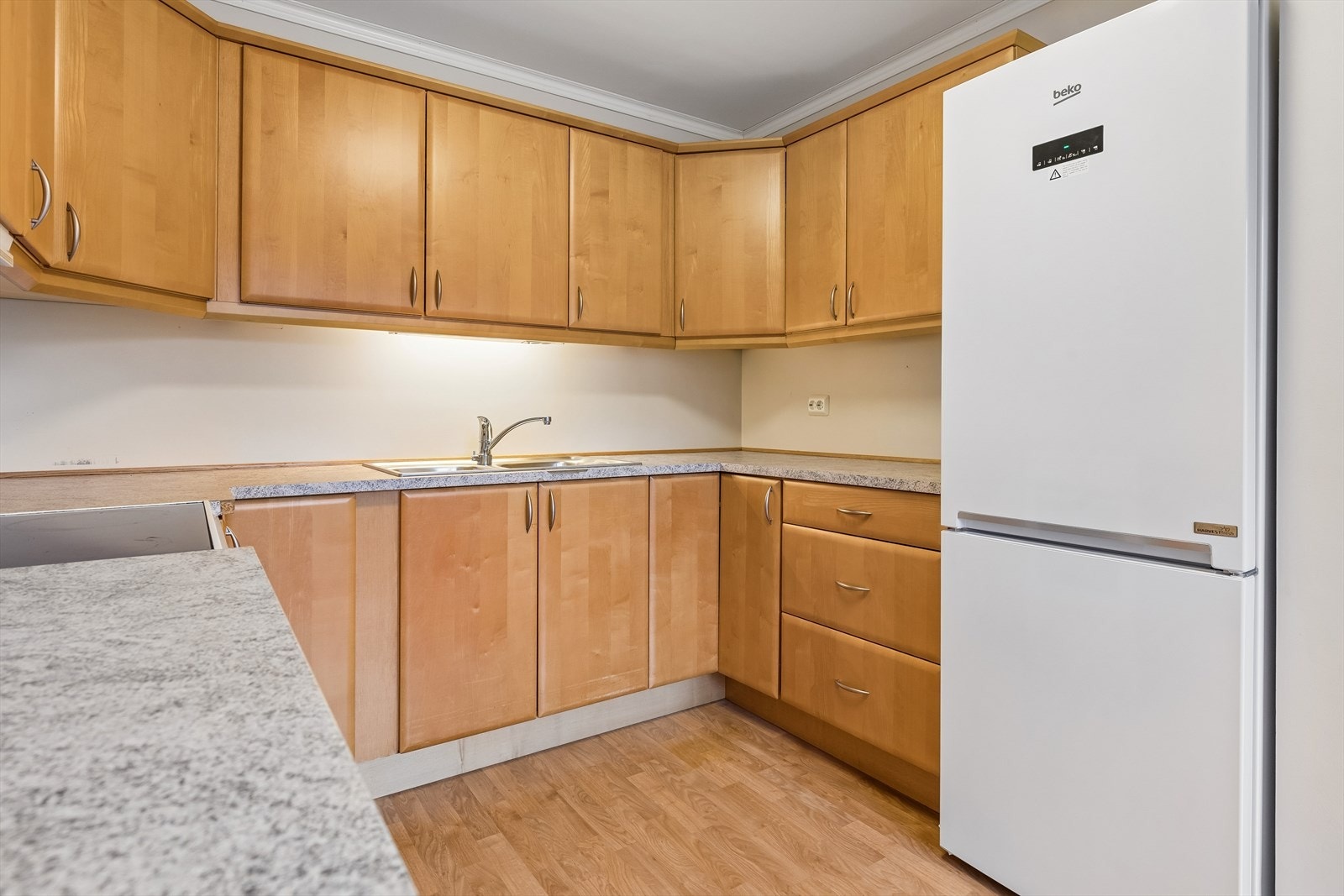 Kjøkkenet har en hesteskoformet innredning med slette tre-fronter og godt med skapplass. Galleribilde