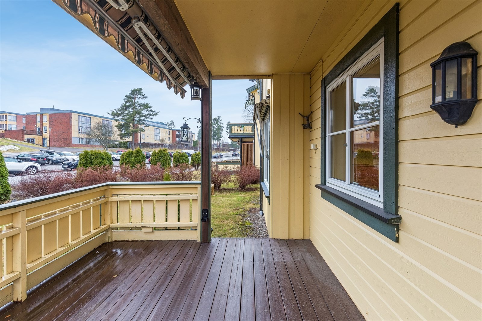 Fra terrassen er det direkte utgang til hagen og fellesarealene. Galleribilde