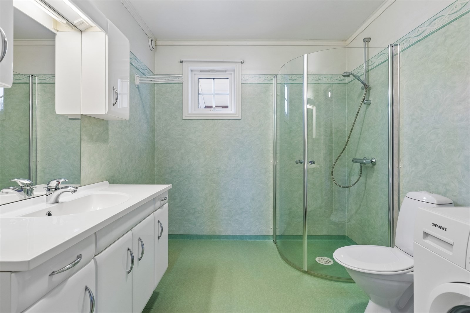 Badet er fra byggeåret og har vannbåren gulvvarme for god komfort. Galleribilde