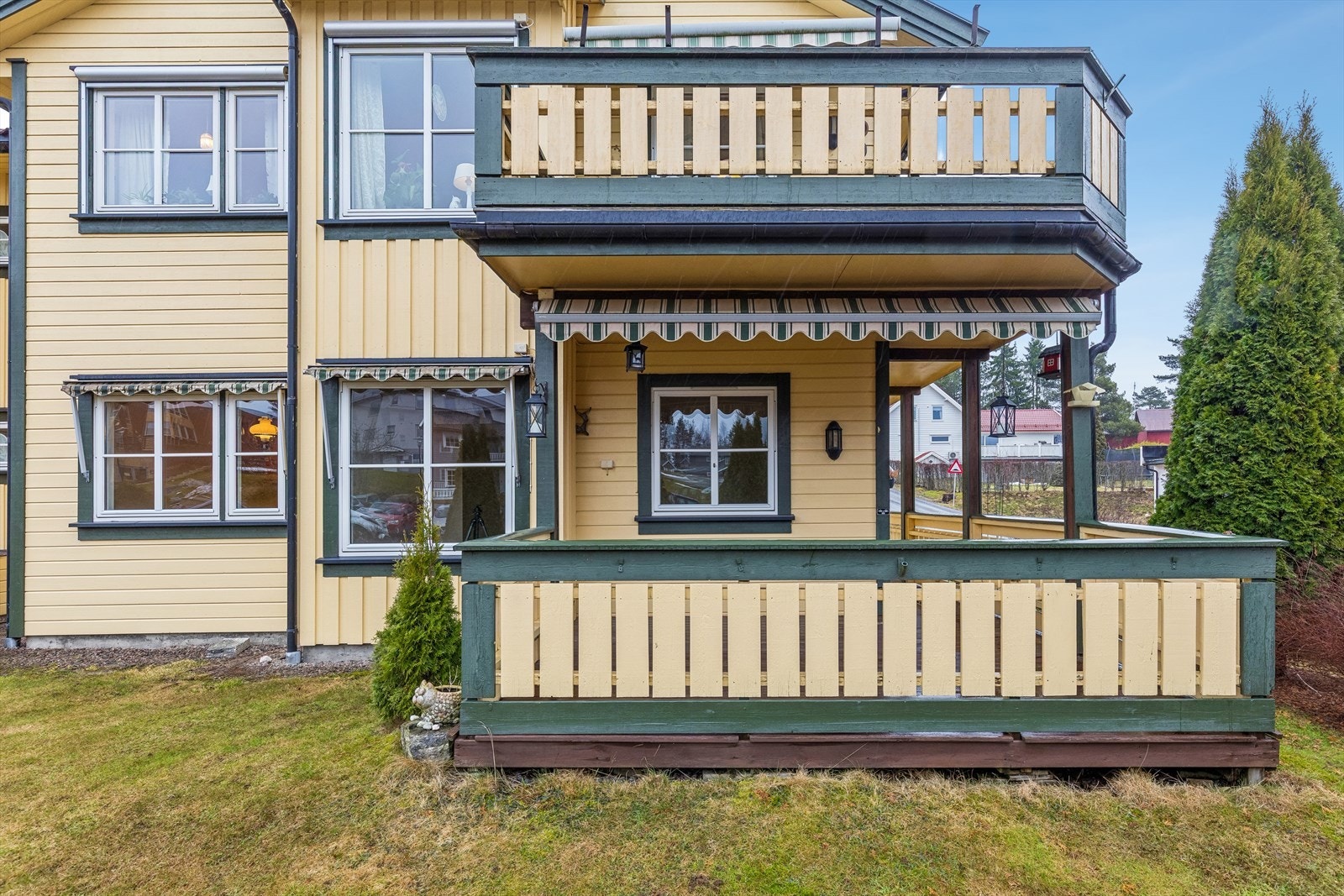 Den nordvestvendte terrassen er delvis overbygget, noe som gir ly for vær og vind. Galleribilde