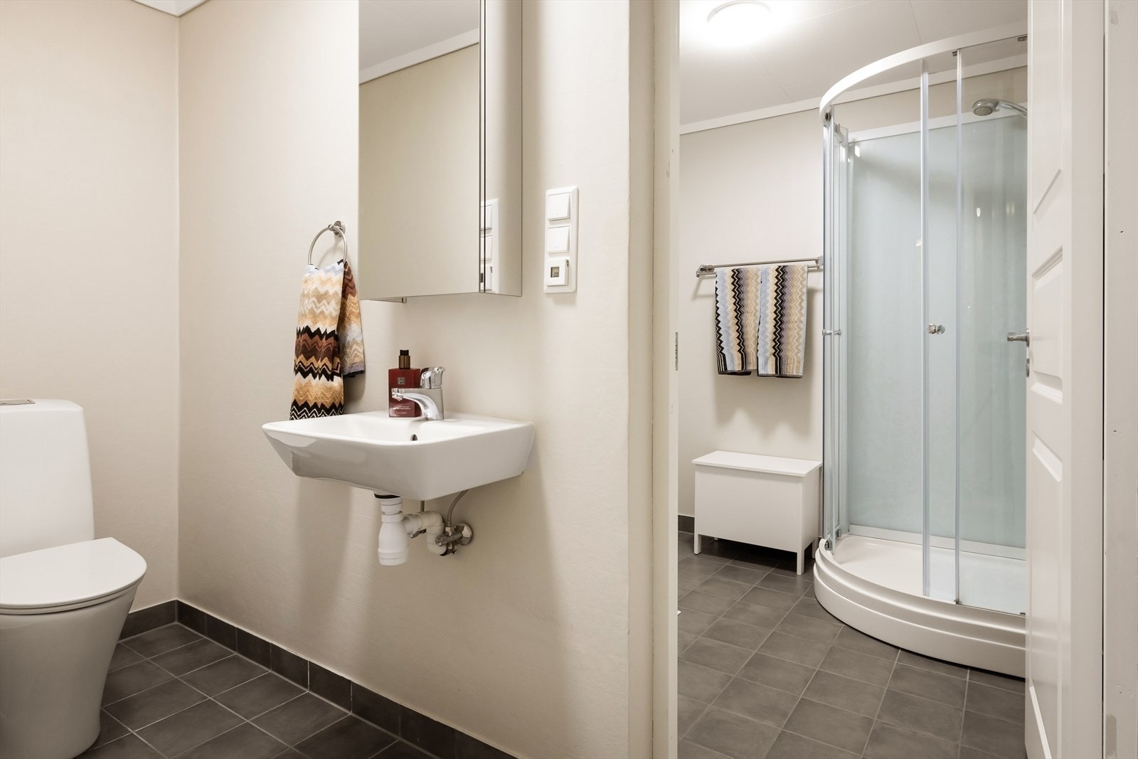 Badet ble oppgradert i 2017 med ny membran og fliser, og har behagelig gulvvarme. Galleribilde