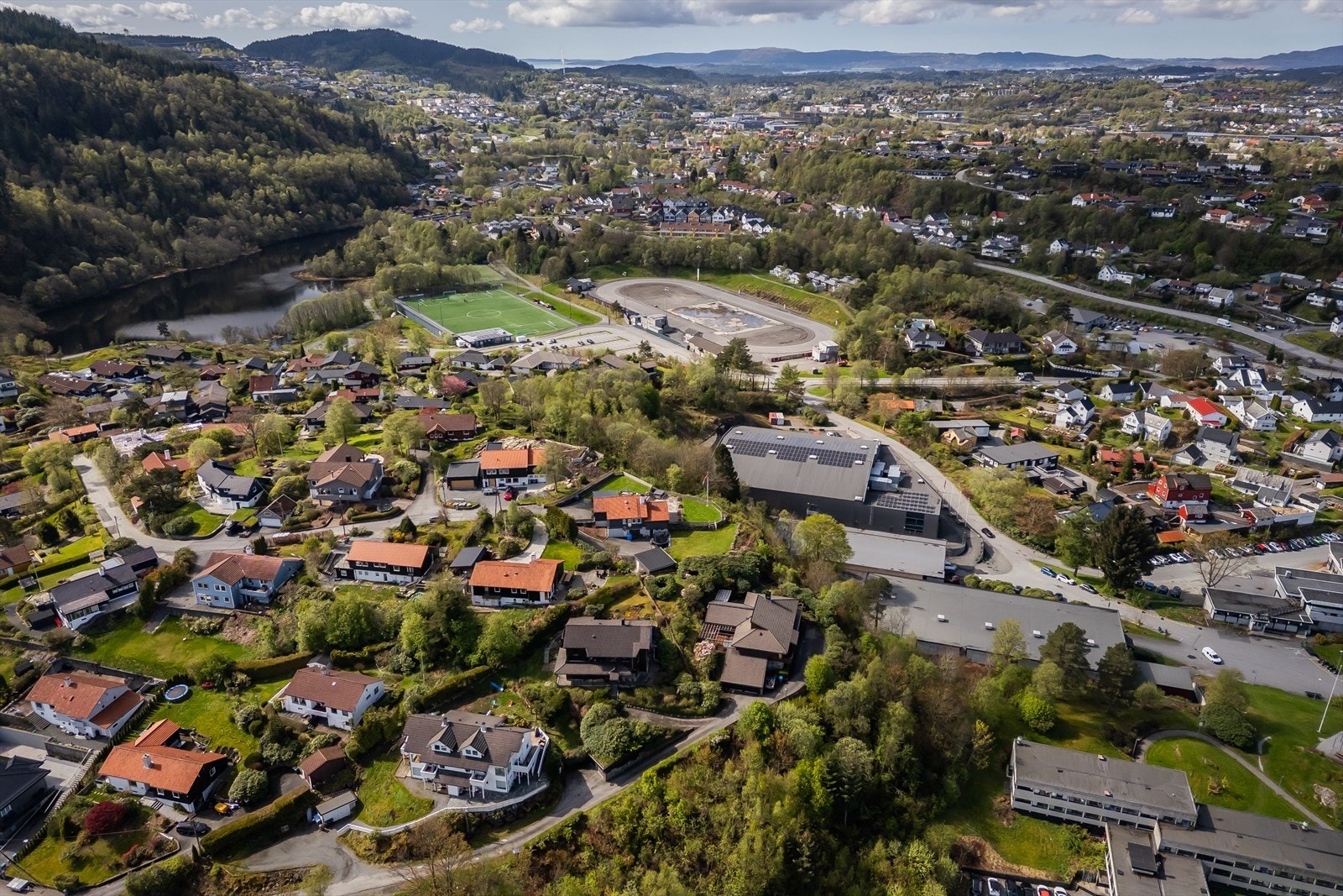 Området har også et godt fritidstilbud med blant annet fotballbaner, innendørshaller, skøytebane, svømmehall og padelhaller. Galleribilde