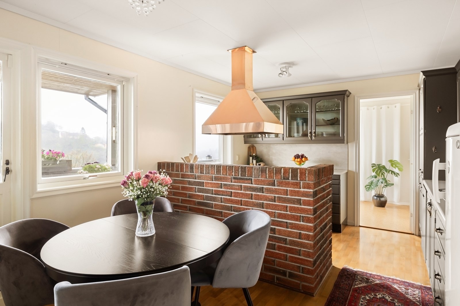 Kjøkkenet har rikelig benke- og skapplass, og har god plass til en hyggelig spiseplass. Galleribilde