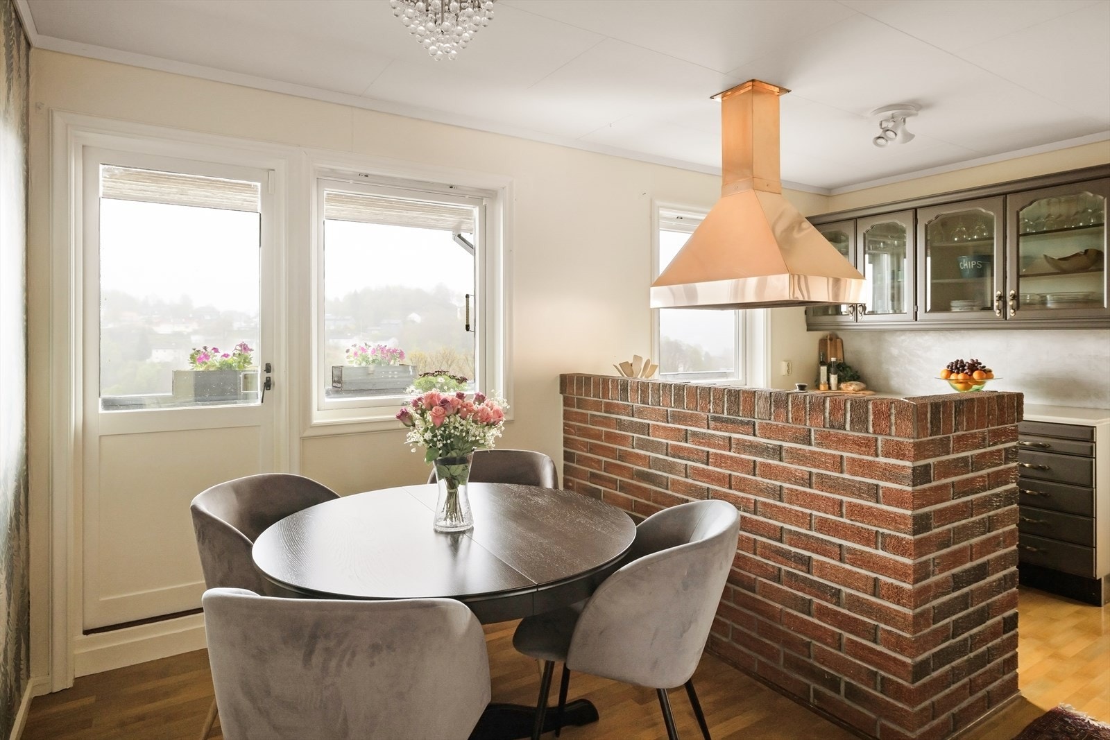 Fra kjøkkenet er det utgang til en koselig balkong med fin utsikt. Galleribilde