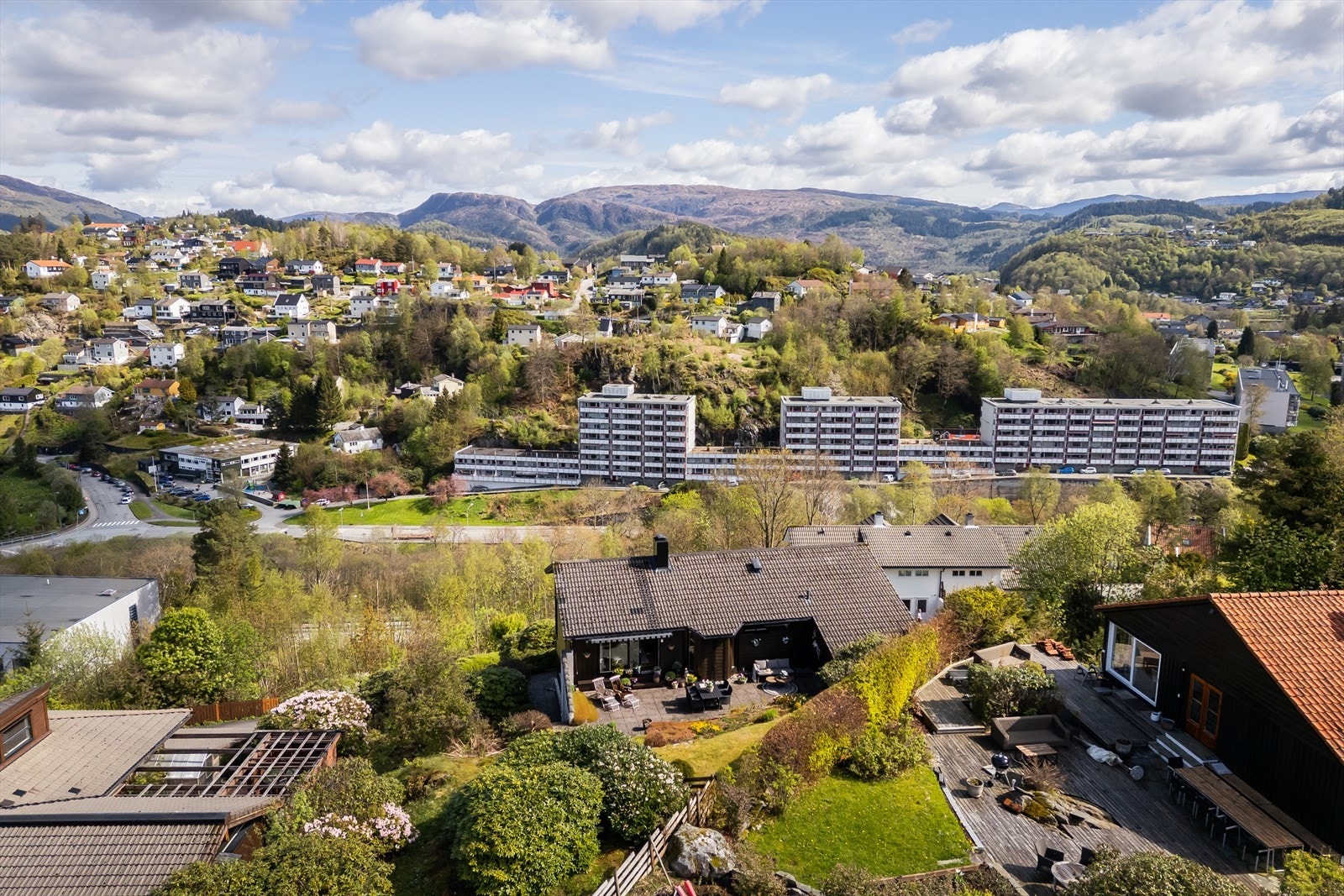 Hverdagen glir sømløst med gangavstand til både skoler og barnehager, samt dagligvarehandelen på Kiwi Skjoldskiftet og Rema 1000 Elveneset. Galleribilde