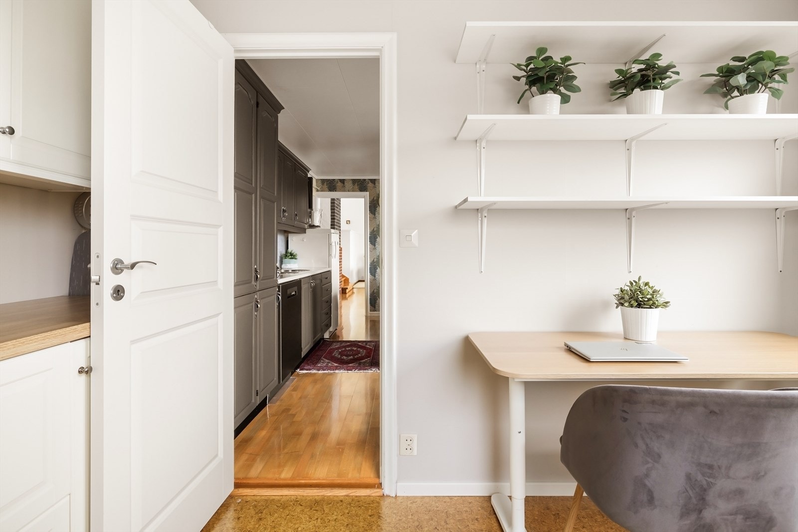 Innenfor kjøkkenet ligger et ekstra rom som egner seg godt til oppbevaring eller kontor. Galleribilde