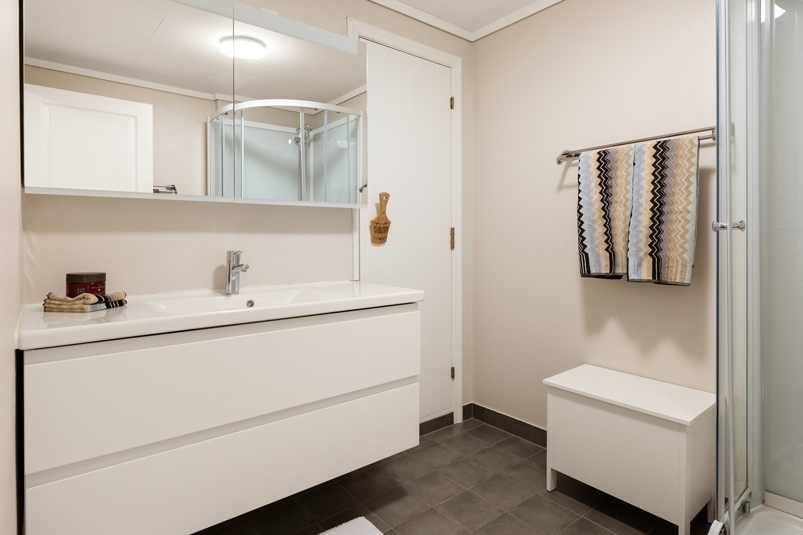 Herfra er det direkte inngang til en badstue - ideelt på kalde vinterdager. Galleribilde