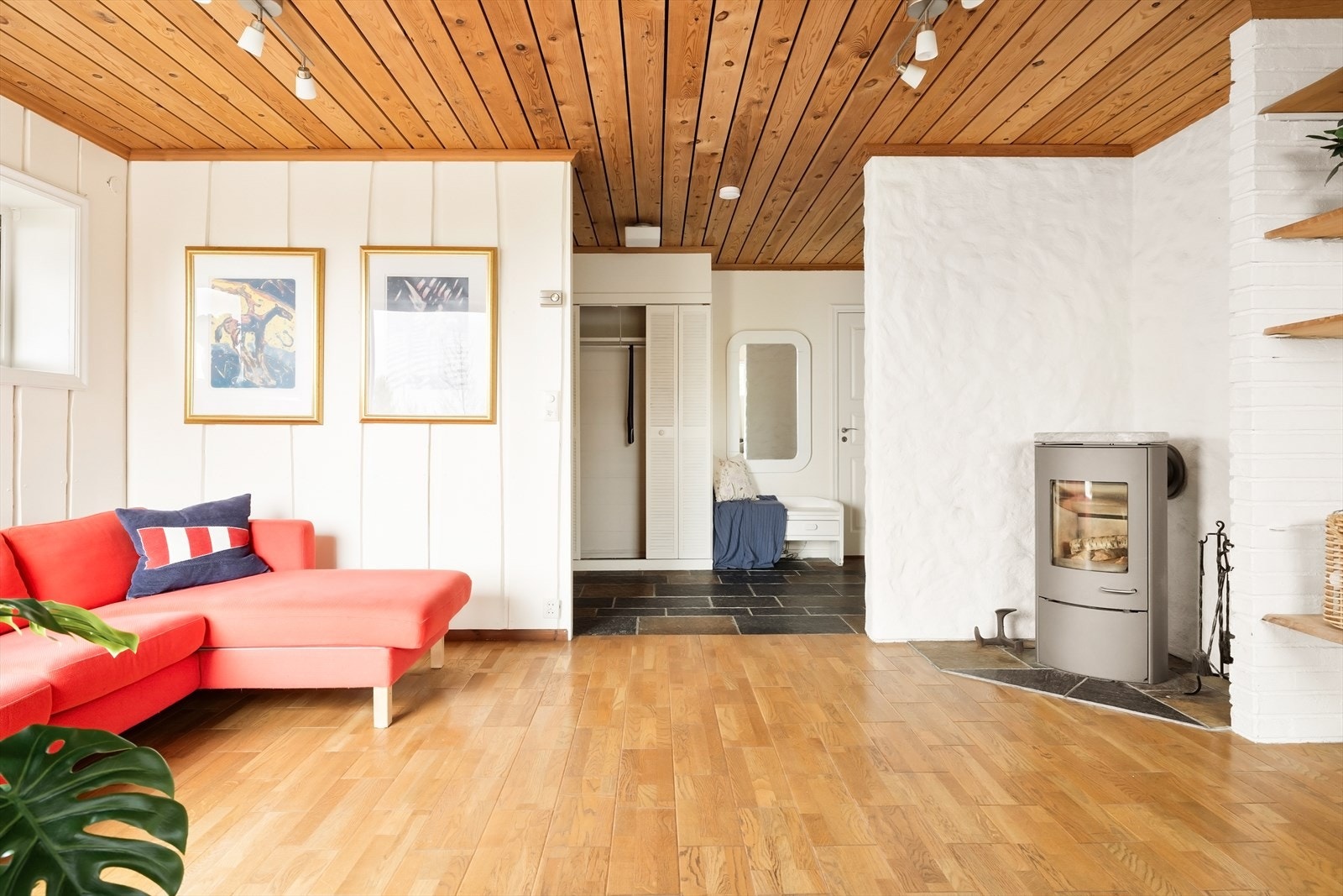 Herfra ledes du inn i en romslig tv-stue - en perfekt ungdomsavdeling - hvor en vedovn med klebersteinsplate på toppen sørger for lun varme. Galleribilde