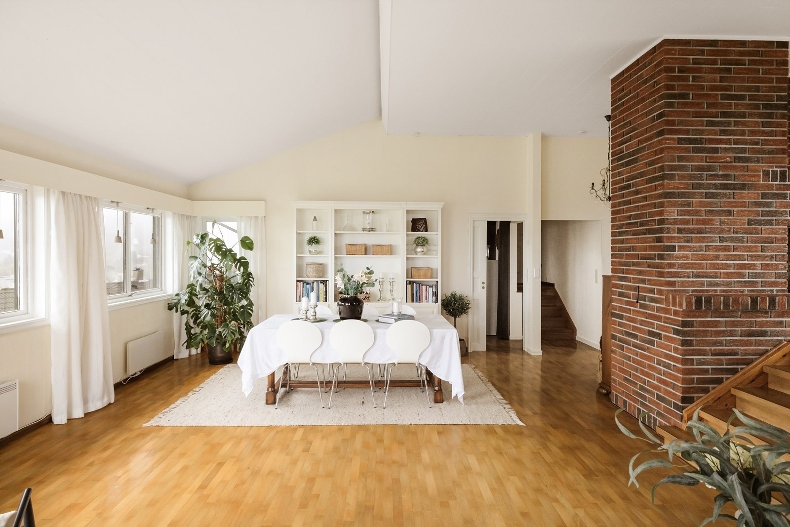 I hovedetasjen møtes du av en stor og luftig stue med flere soner, inkludert en romslig spisestue som utgjør et naturlig samlingspunkt. Galleribilde