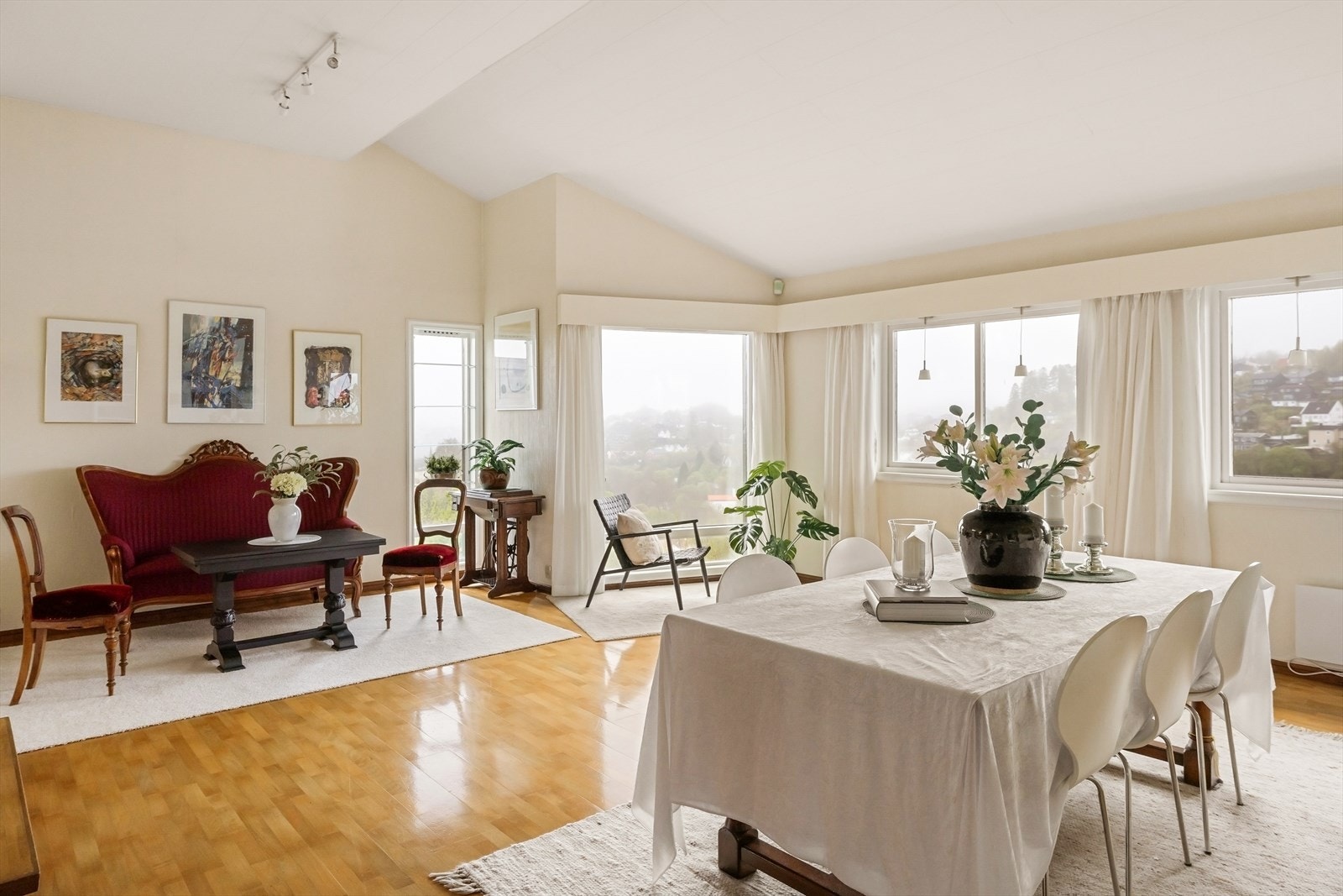 Stuen byr på ulike soner med god plass for møblering. Galleribilde