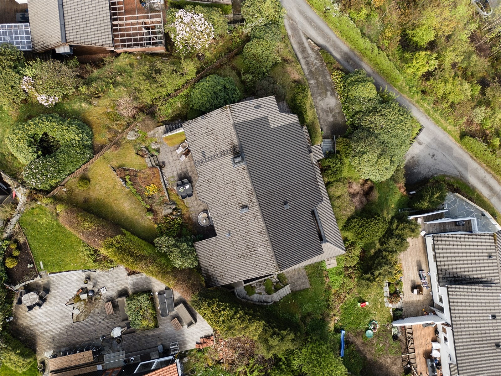 Eneboligen ligger høyt og fritt til med gode solforhold og utsikt over nærområdet, og fra døren har du kort vei til flotte turstier både sommer og vinter. Galleribilde