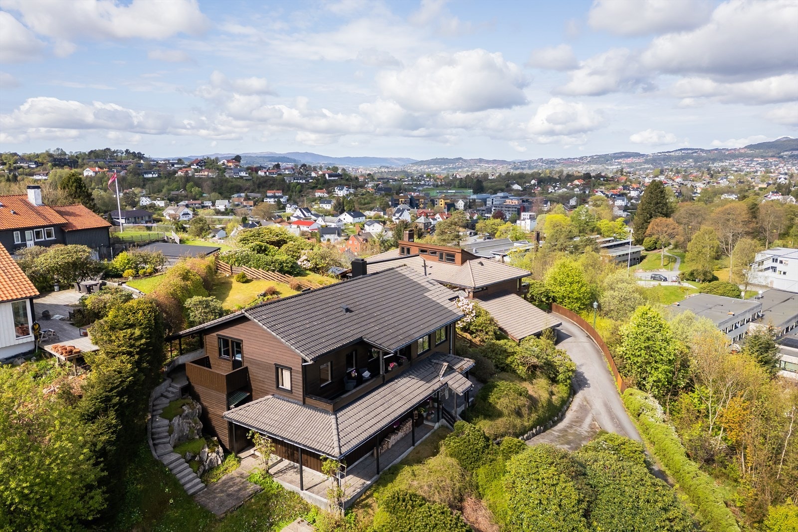 I et attraktivt og familievennlig nabolag på Nesttun finner du denne flotte eneboligen, høyt og fritt beliggende med nydelig utsikt mot byfjellene og sol fra morgen til kveld. Galleribilde