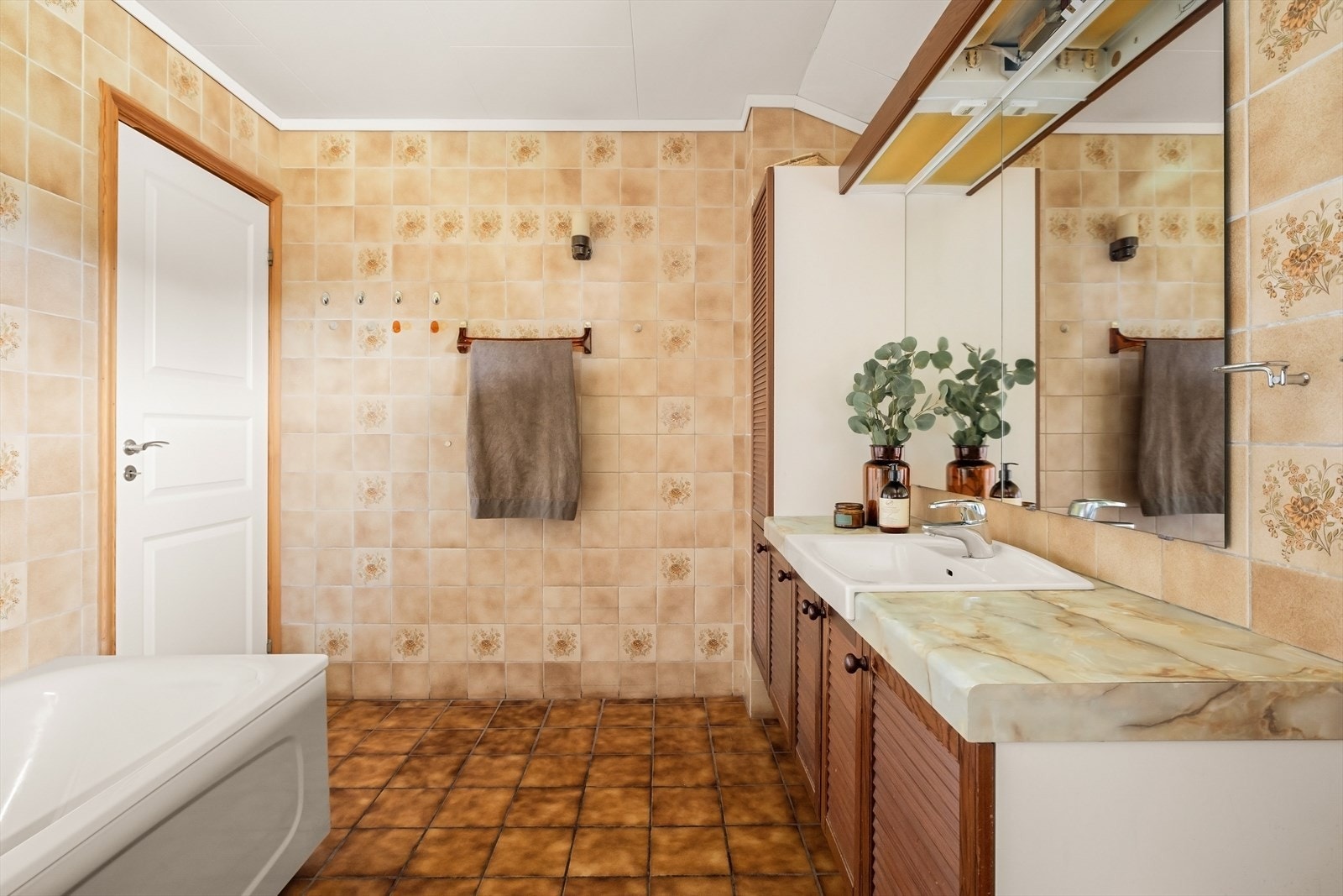 I hovedetasjen finner du et stort bad med varme i gulvet. Galleribilde