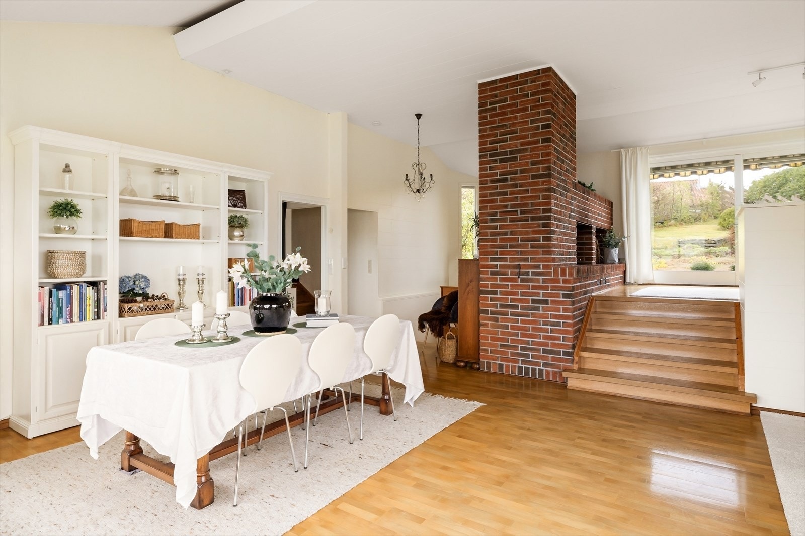 En stor peis gir god varme, og vinduene slipper inn både utsikt og lys. Galleribilde