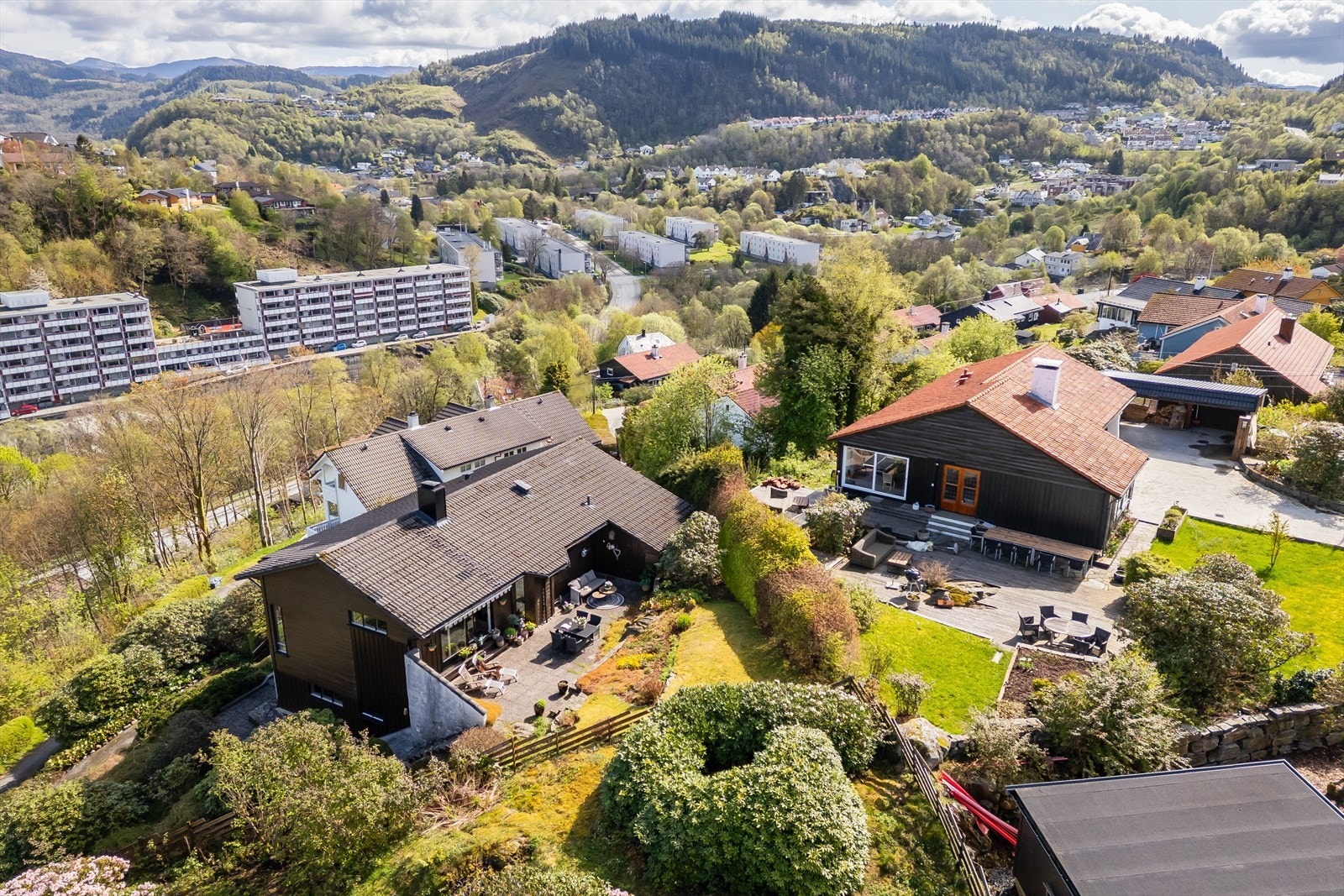 Her kombineres rolige omgivelser med god infrastruktur og et mangfold av tilbud, perfekt for deg som ønsker både pusterom og praktisk hverdag. Galleribilde