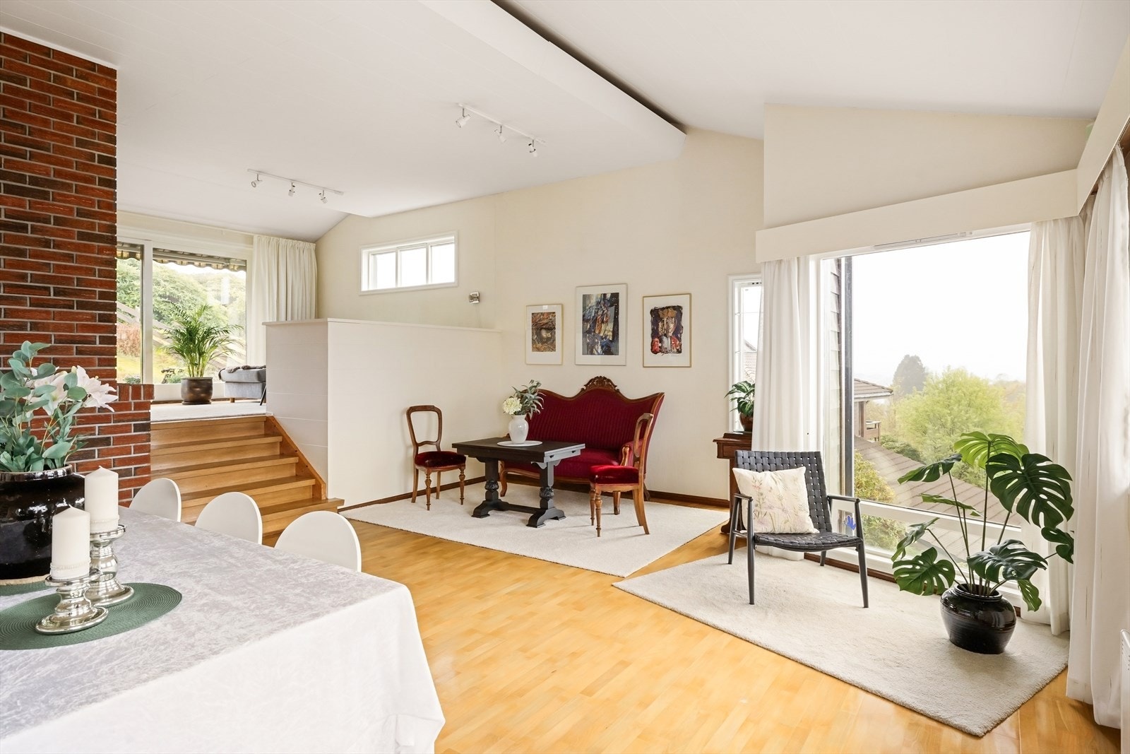 Flott utsikt mot byfjellene fra stuen. Galleribilde