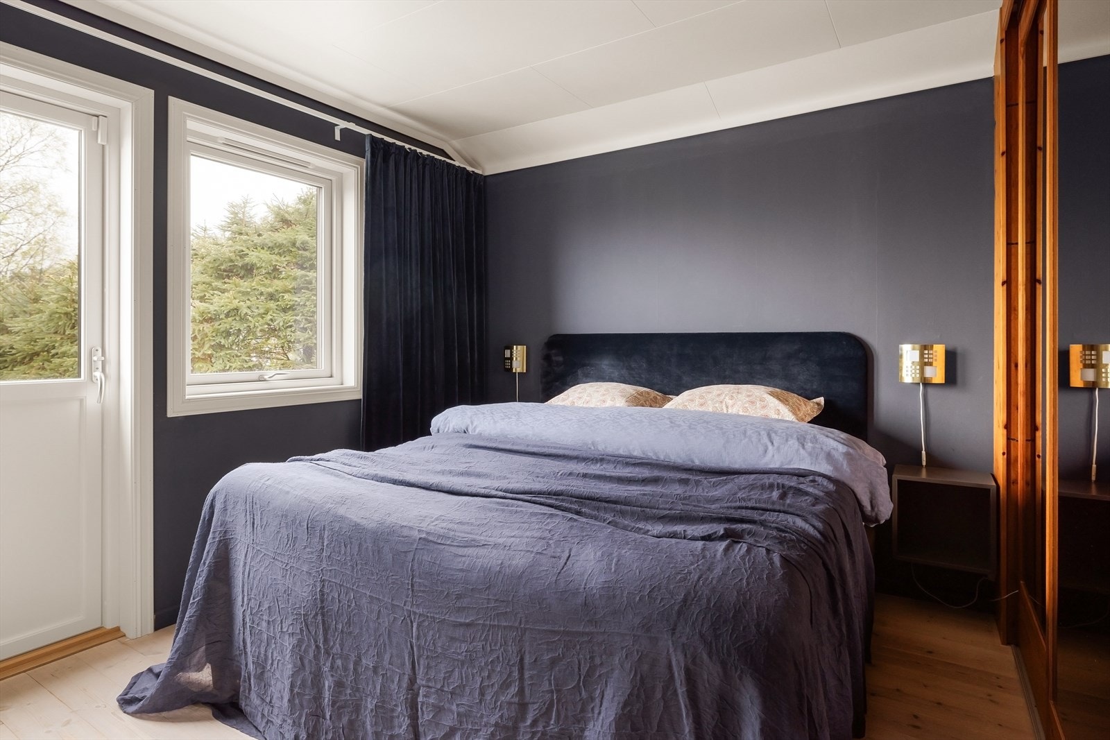 Etasjen rommer også et romslig hovedsoverom med god skapplass. Galleribilde