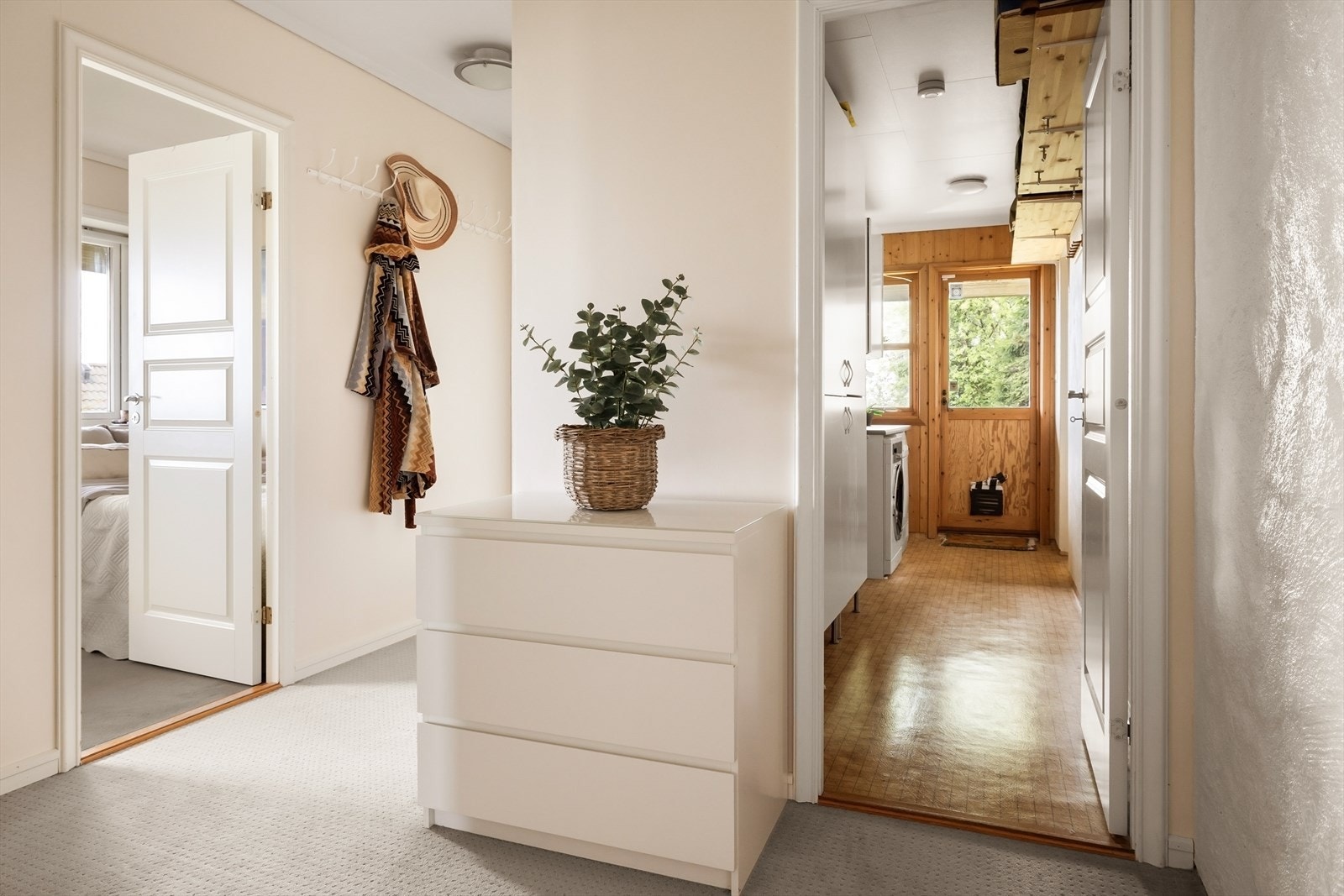 Et praktisk vaskerom med godt hyllesystem har direkte adkomst til en stor bod med rikelig lagringsplass. Galleribilde