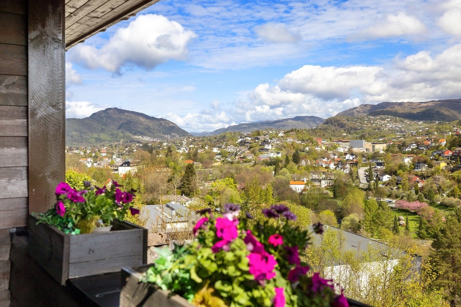 Totlandsfjellet er innen rekkevidde - med Livarden som et av høydepunktene. Om vinteren finner du både her, og på Frotveit et godt løypenett for langrenn, tilrettelagt for både nybegynnere og mer erfarne skiløpere. Galleribilde