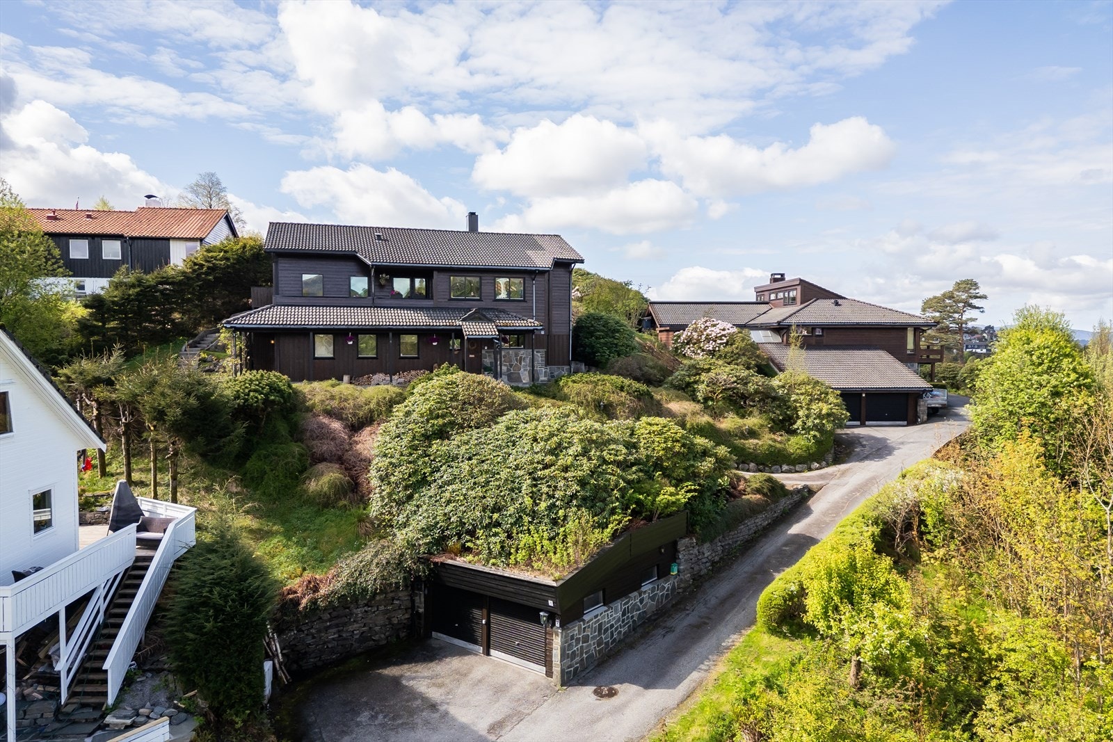 Innholdsrik enebolig med panoramautsikt, solrik og idyllisk hage, lun terrasse og garasje. Perfekt for familielivet! Galleribilde