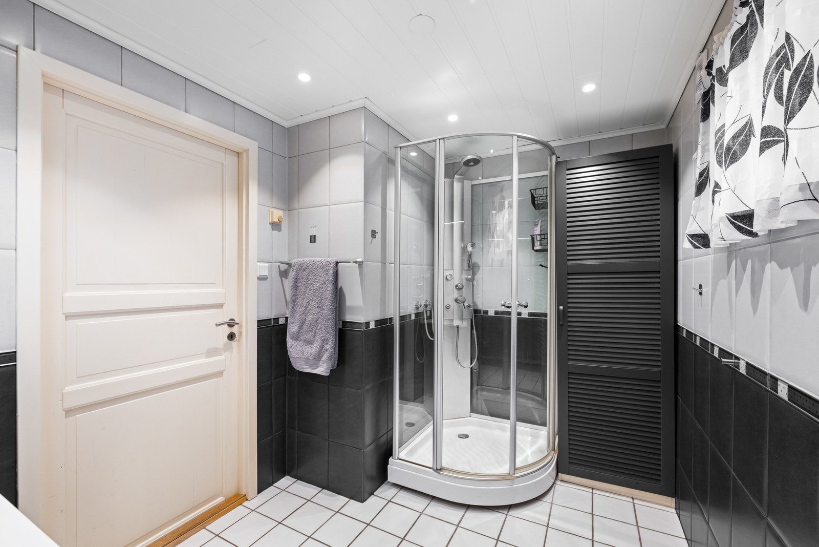 For rundt 15 år siden ble det lagt fliser på opprinnelig baderomstapet i vinyl, noe som gir et mer oppgradert uttrykk. Galleribilde