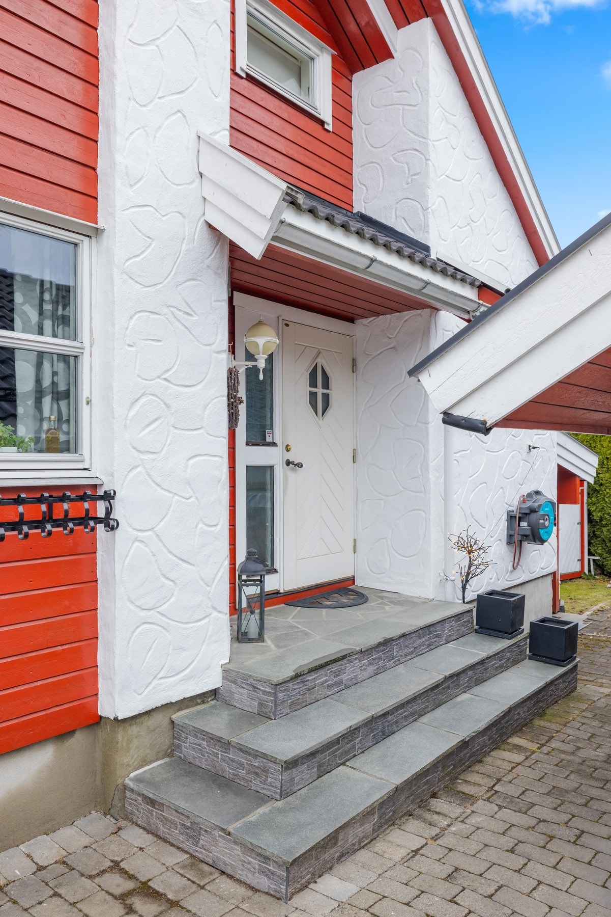 Hyggelig inngangsparti med varmekabler i trapp. Galleribilde