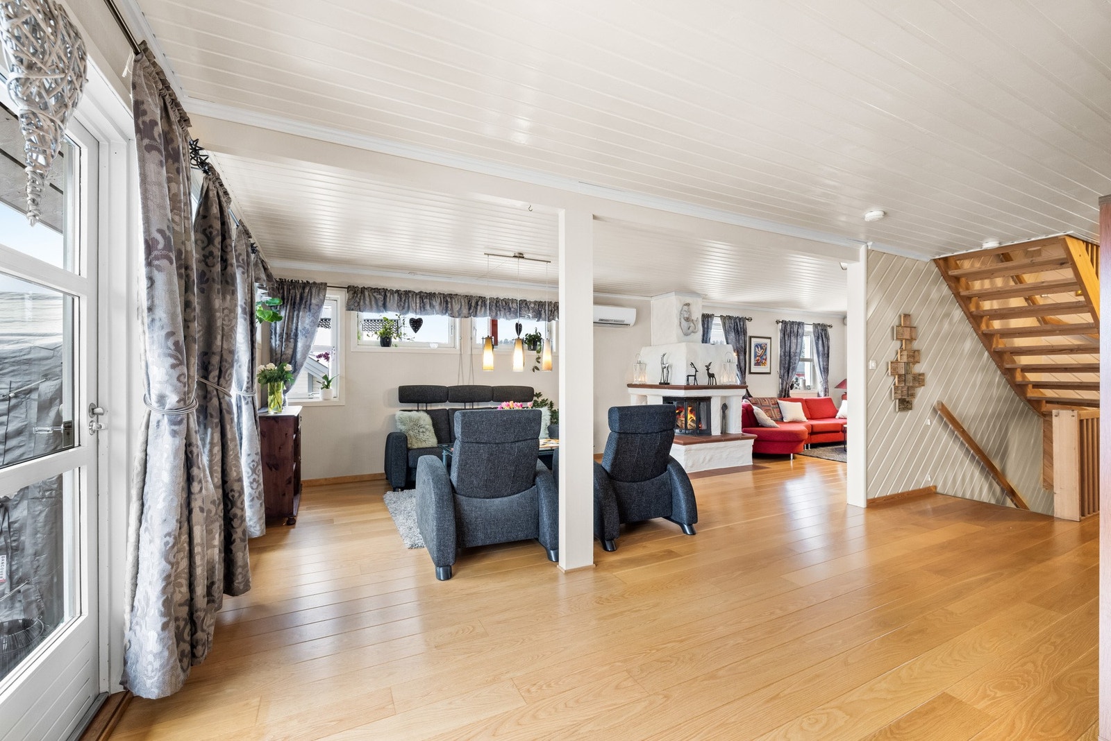 Stuen er lys og åpen noe som skaper en god atmosfære. Galleribilde