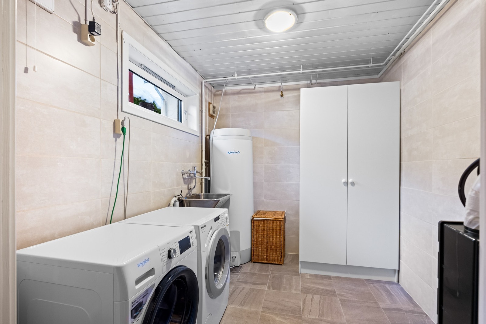 Vaskerommet er flislagt og har gulvvarme som gir ekstra komfort i rommet. Galleribilde