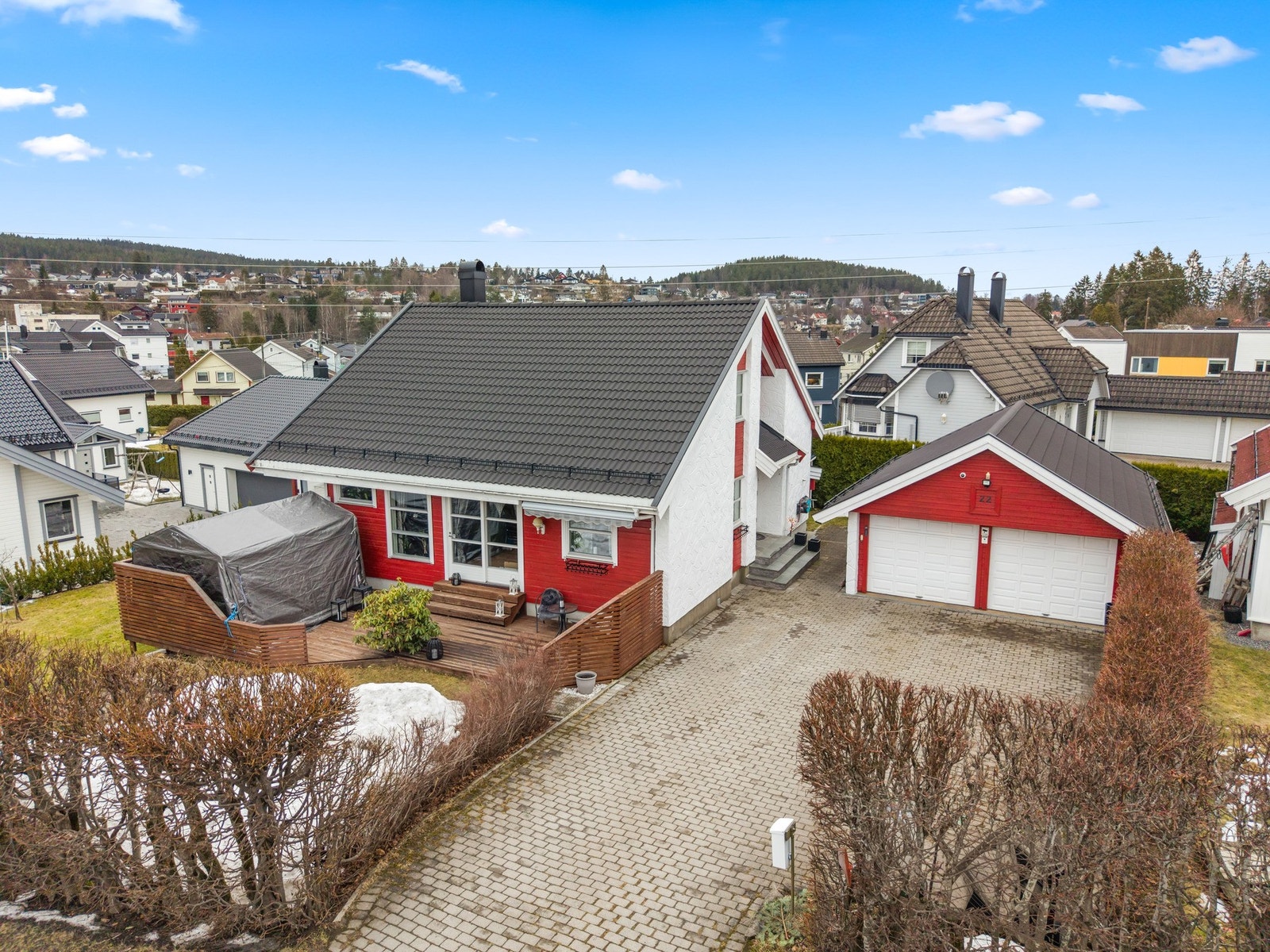 Flott gårdsplass med belegningssten gir er godt inntrykk. Galleribilde