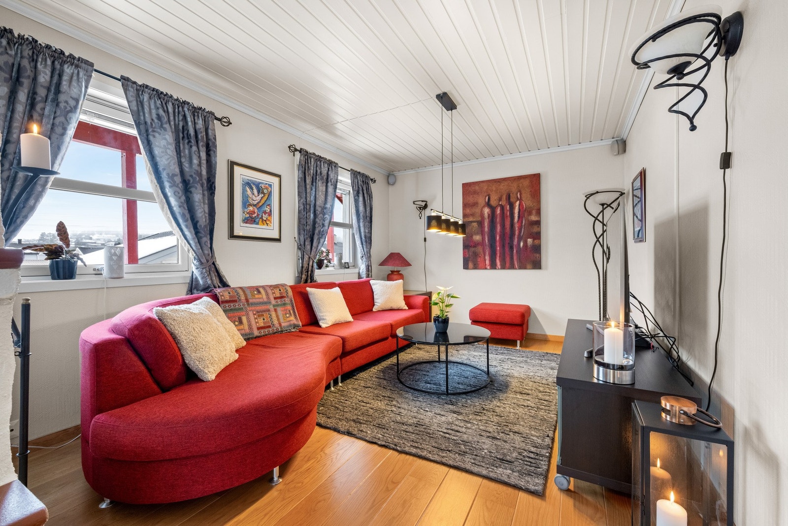 Den åpne romfølelsen gir mange gode innredningsmuligheter, og en egen avskjermet krok egner seg utmerket som TV-stue eller en ekstra sittegruppe. Galleribilde