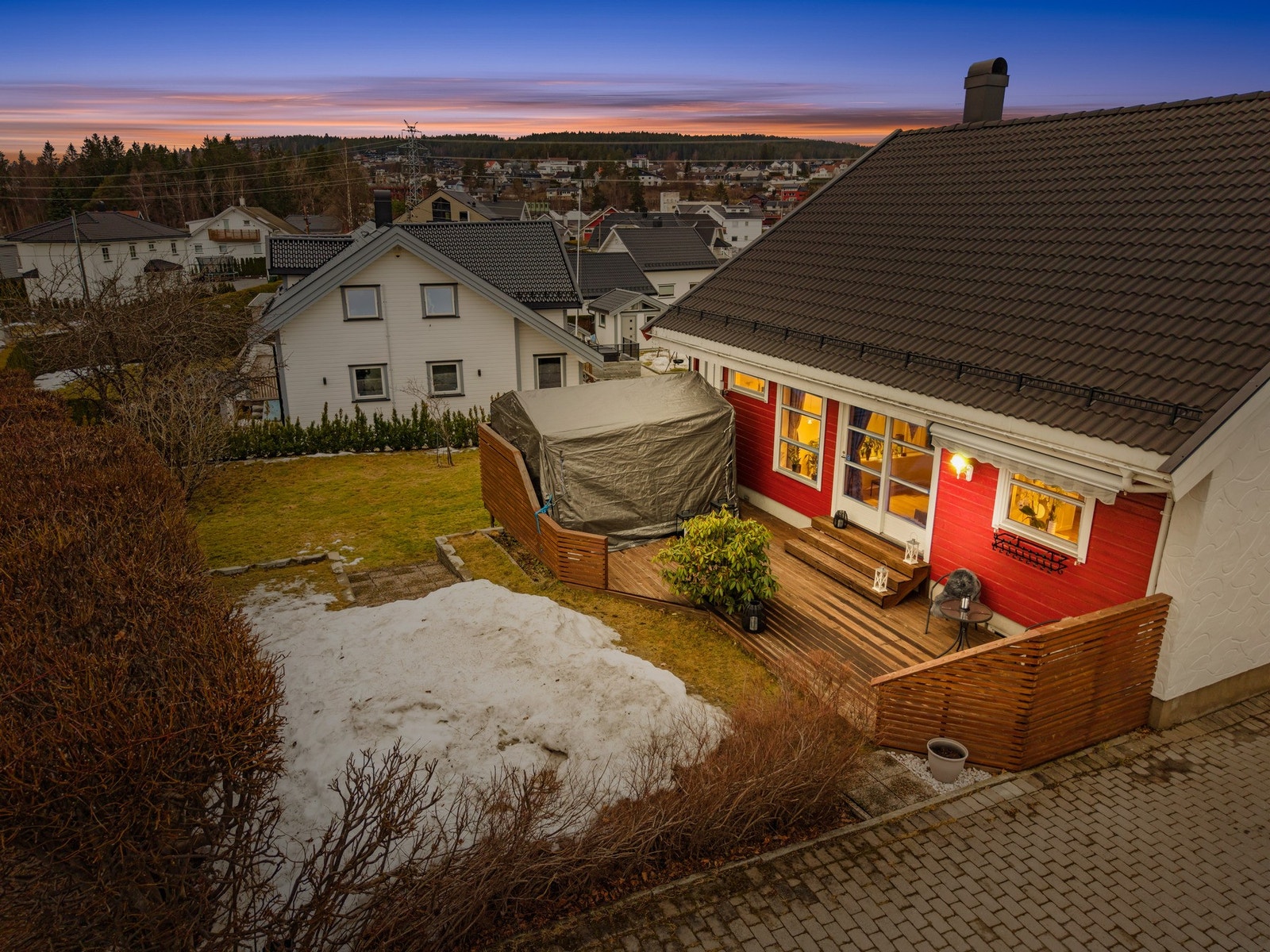 Boligen, uteområdet og nærområdet byr på flere flotte steder hvor du virkelig kan nyte tiden sammen med familie og venner!
Det er brukt AI for å lage kveldsstemning på bildet. Galleribilde