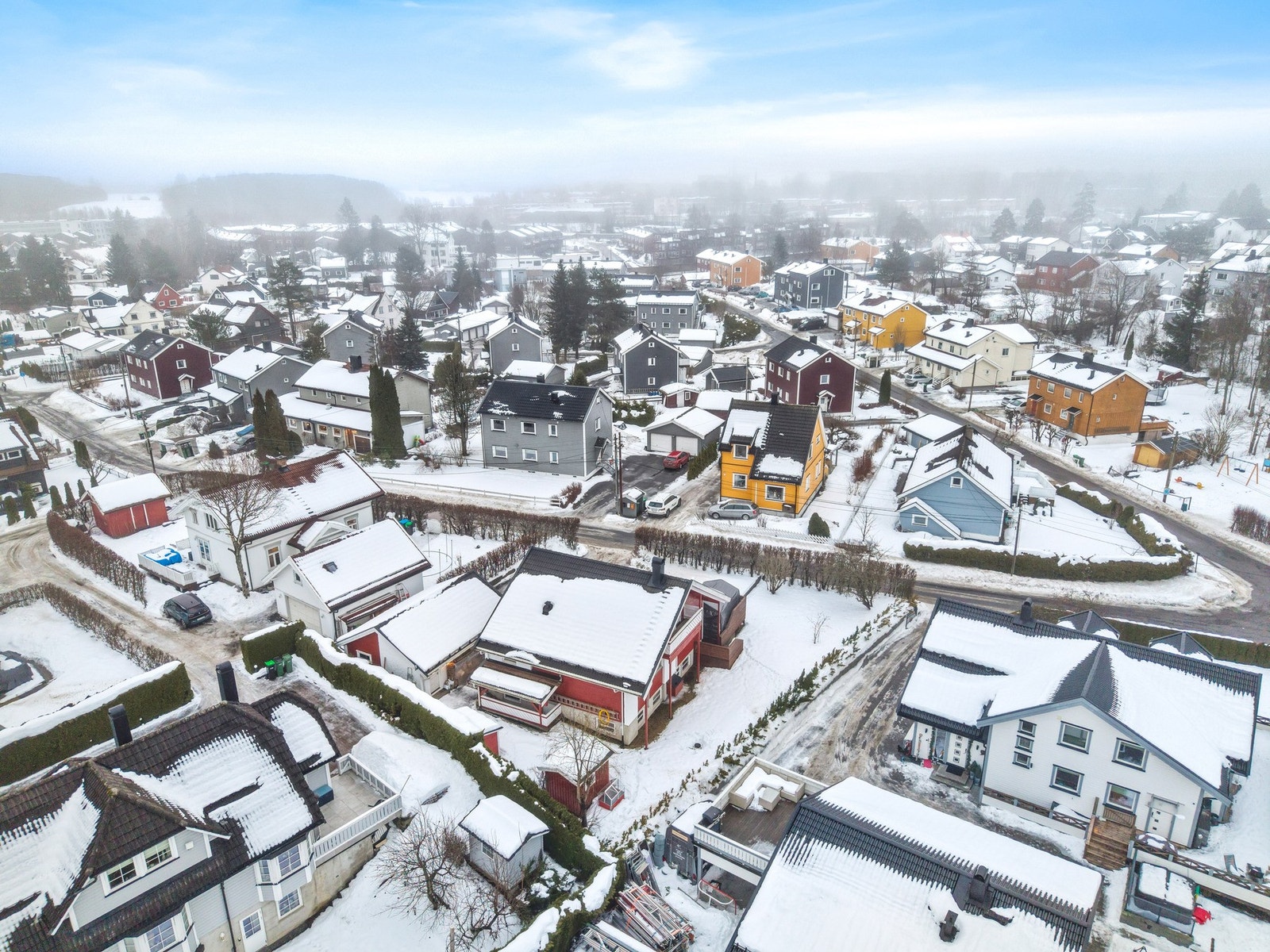 Området gir mulighet for offentlig kommunikasjon via buss og tog. Nærmeste bussholdeplass er Vittenbergveien som ligger ca. 450 m fra boligen. Det er ca. 15 minutter gange til Fjellhamar togstasjon. Galleribilde