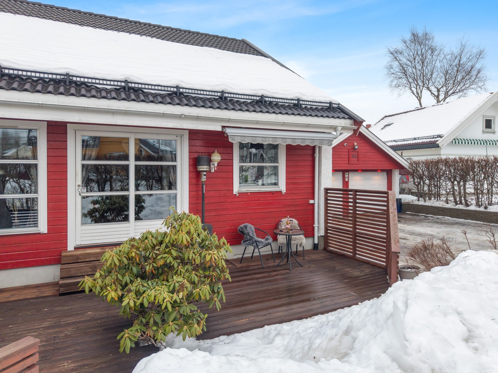 Den luftige terrassen gjør seg godt til hyggelige kvelder med både familie og venner. Galleribilde